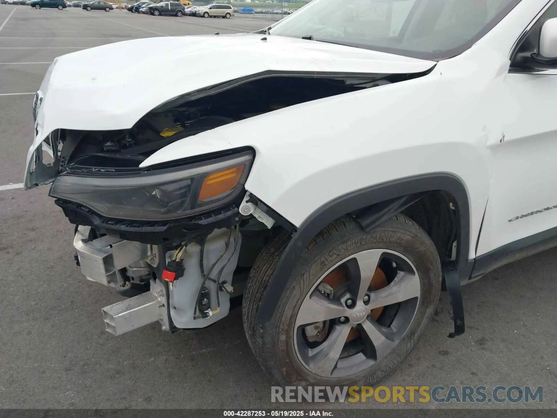 17 Photograph of a damaged car 1C4PJMDXXKD456514 JEEP CHEROKEE 2019