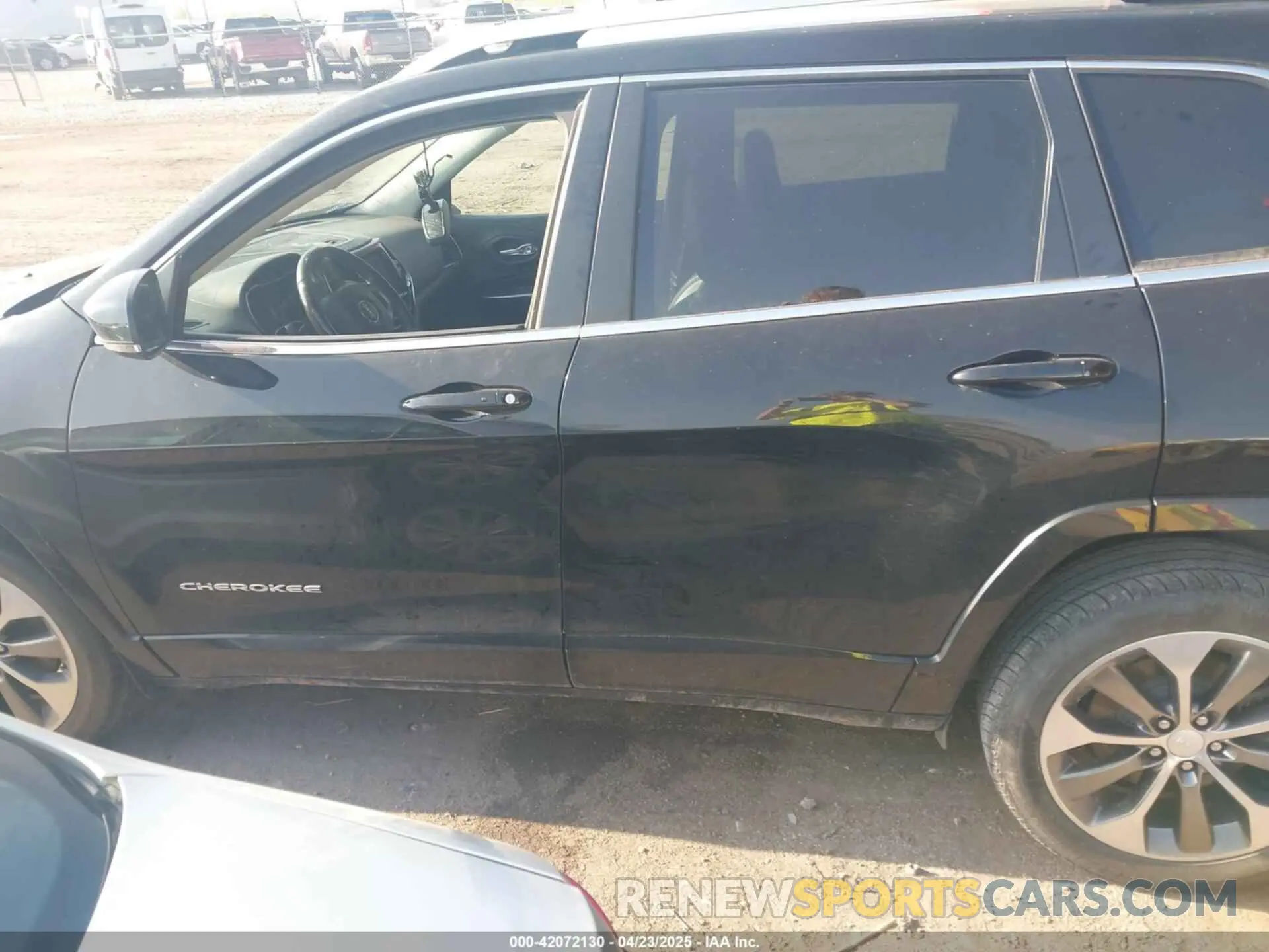 15 Photograph of a damaged car 1C4PJMJNXKD490083 JEEP CHEROKEE 2019