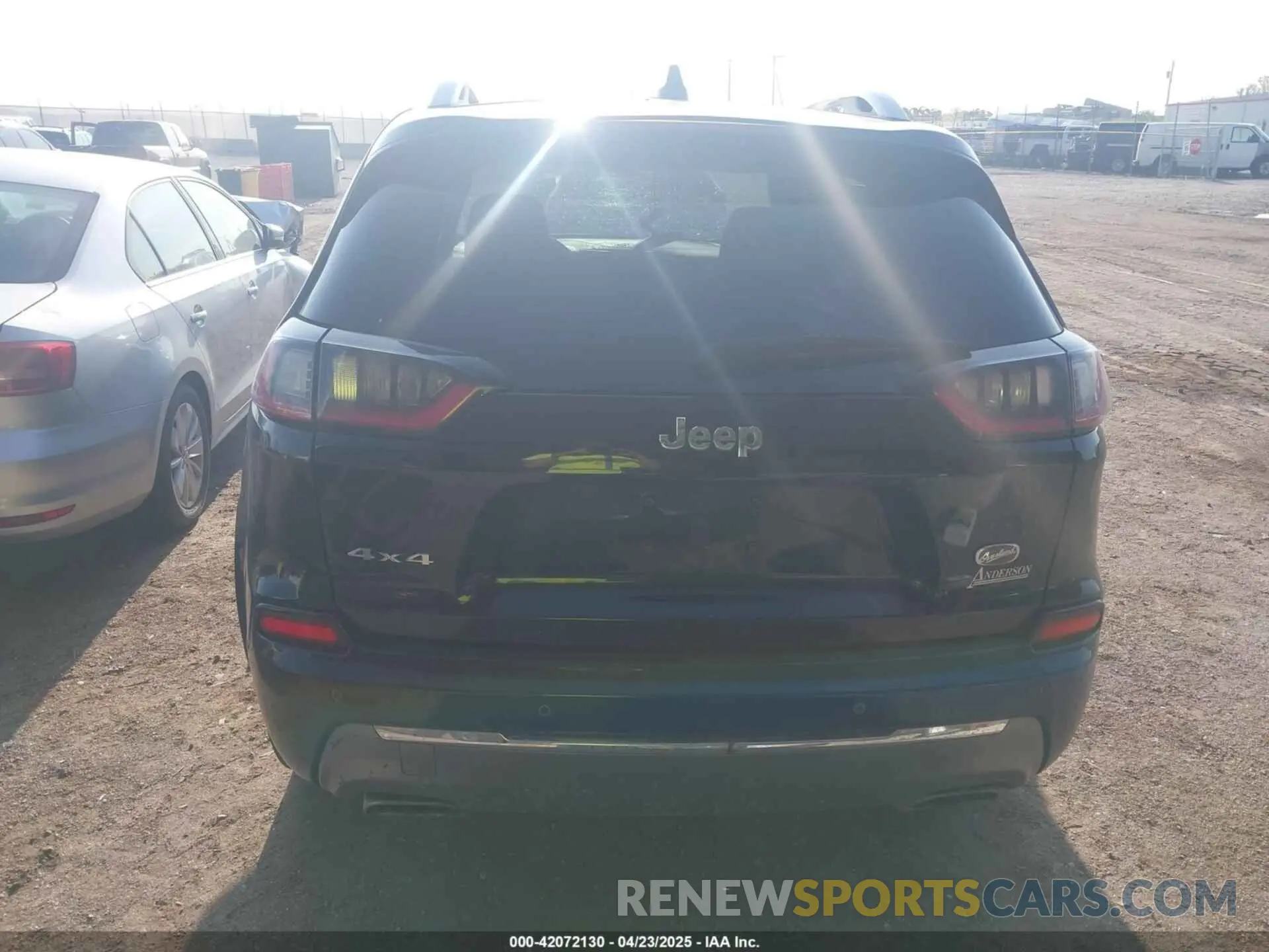 17 Photograph of a damaged car 1C4PJMJNXKD490083 JEEP CHEROKEE 2019