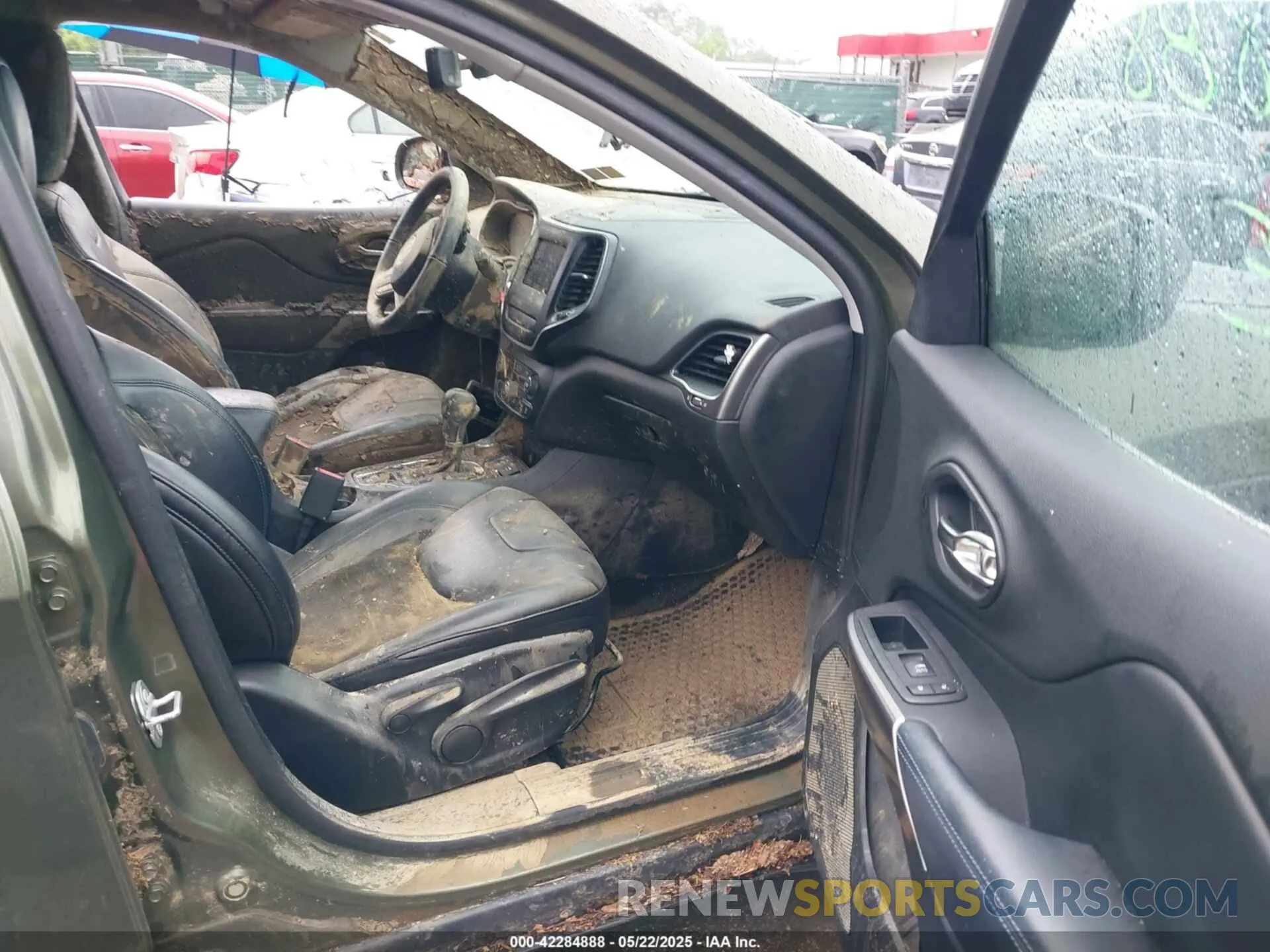 5 Photograph of a damaged car 1C4PJMLB0KD169415 JEEP CHEROKEE 2019