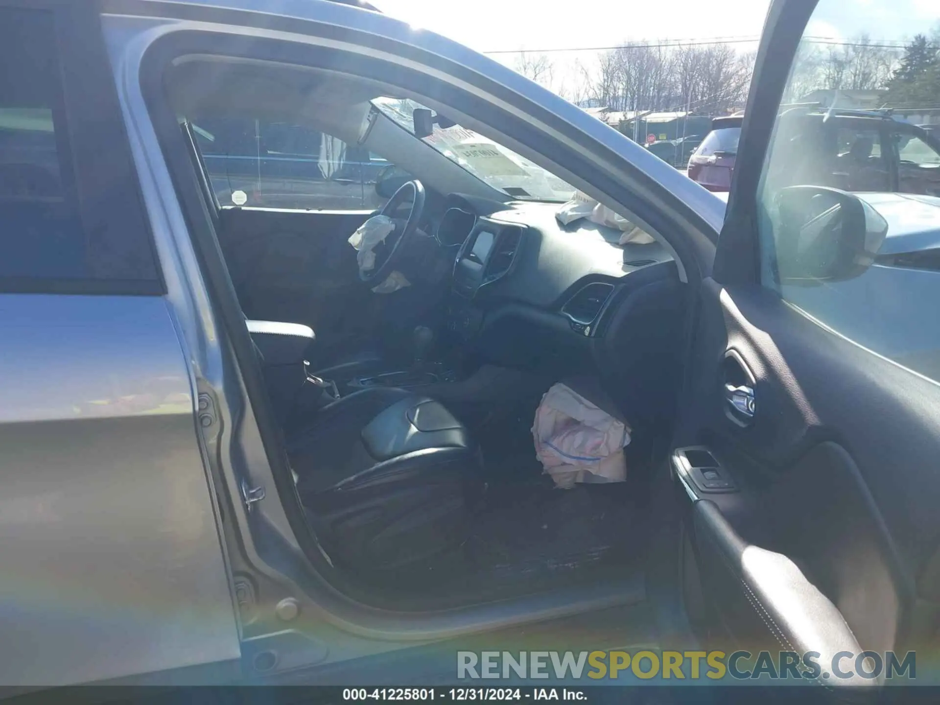 5 Photograph of a damaged car 1C4PJMLB0KD320947 JEEP CHEROKEE 2019