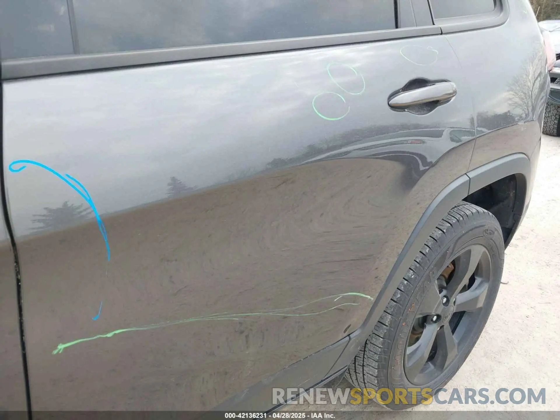 19 Photograph of a damaged car 1C4PJMLB1KD320682 JEEP CHEROKEE 2019