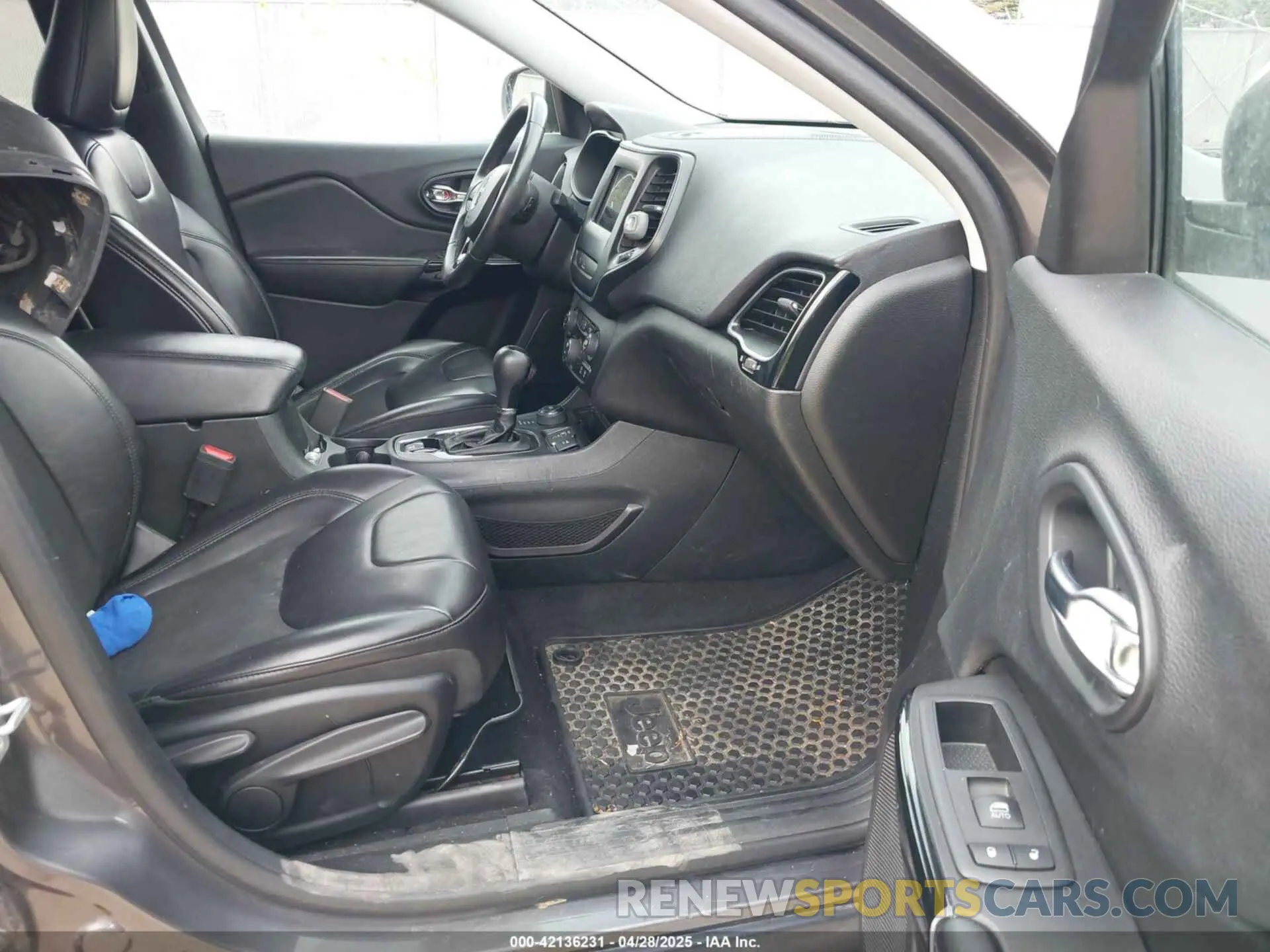 5 Photograph of a damaged car 1C4PJMLB1KD320682 JEEP CHEROKEE 2019