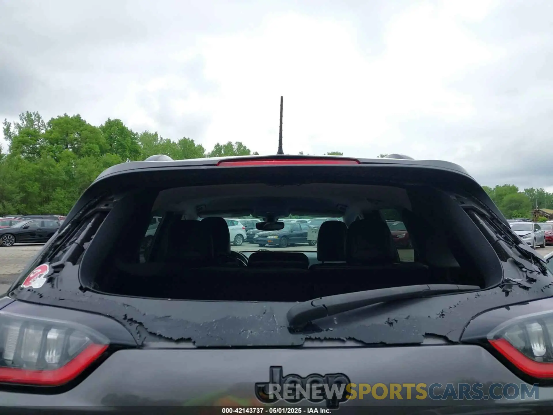 18 Photograph of a damaged car 1C4PJMLB2KD328371 JEEP CHEROKEE 2019