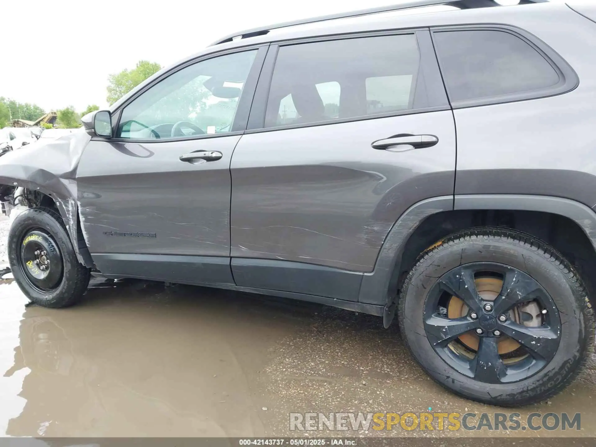 19 Photograph of a damaged car 1C4PJMLB2KD328371 JEEP CHEROKEE 2019