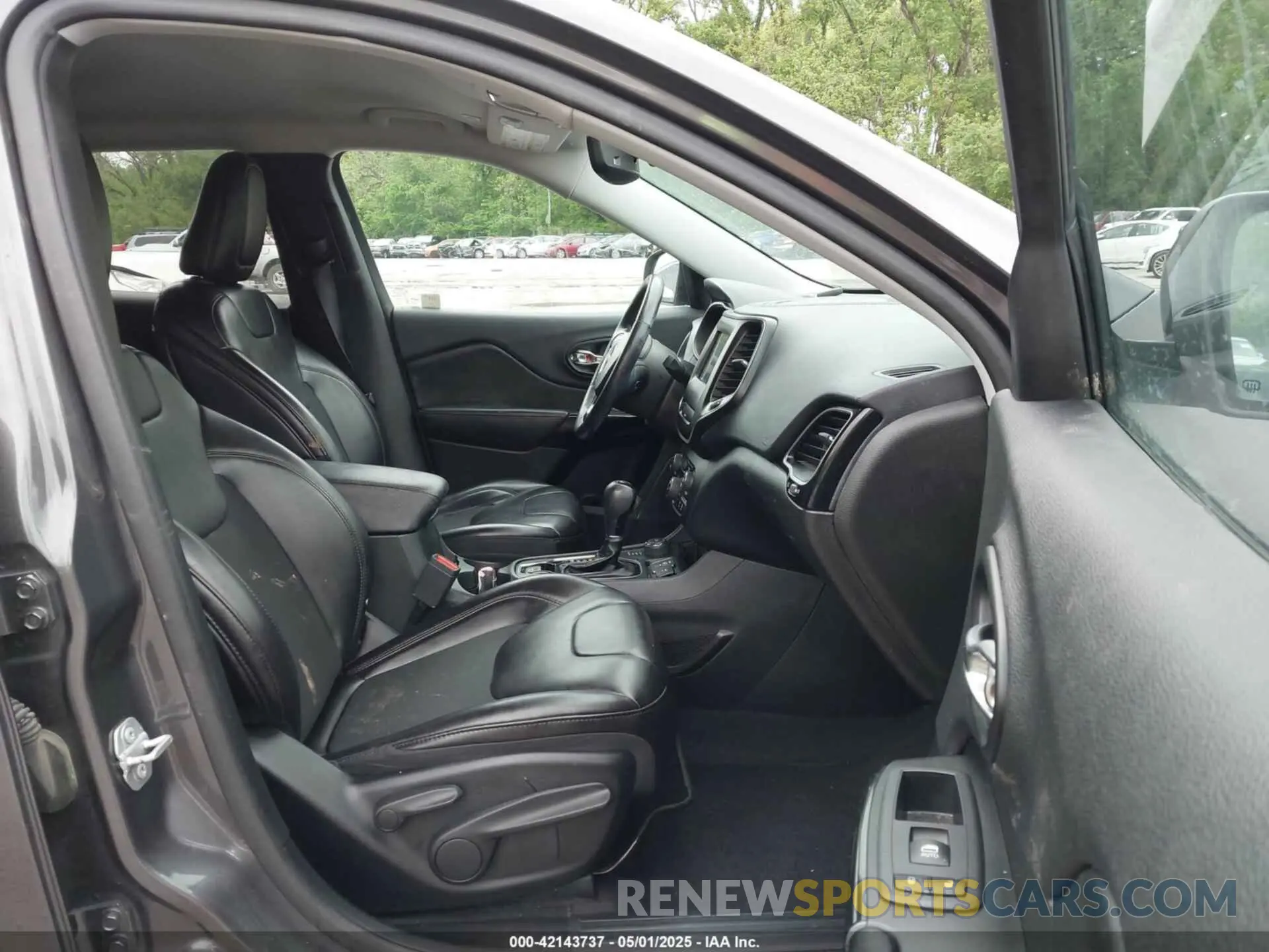 5 Photograph of a damaged car 1C4PJMLB2KD328371 JEEP CHEROKEE 2019