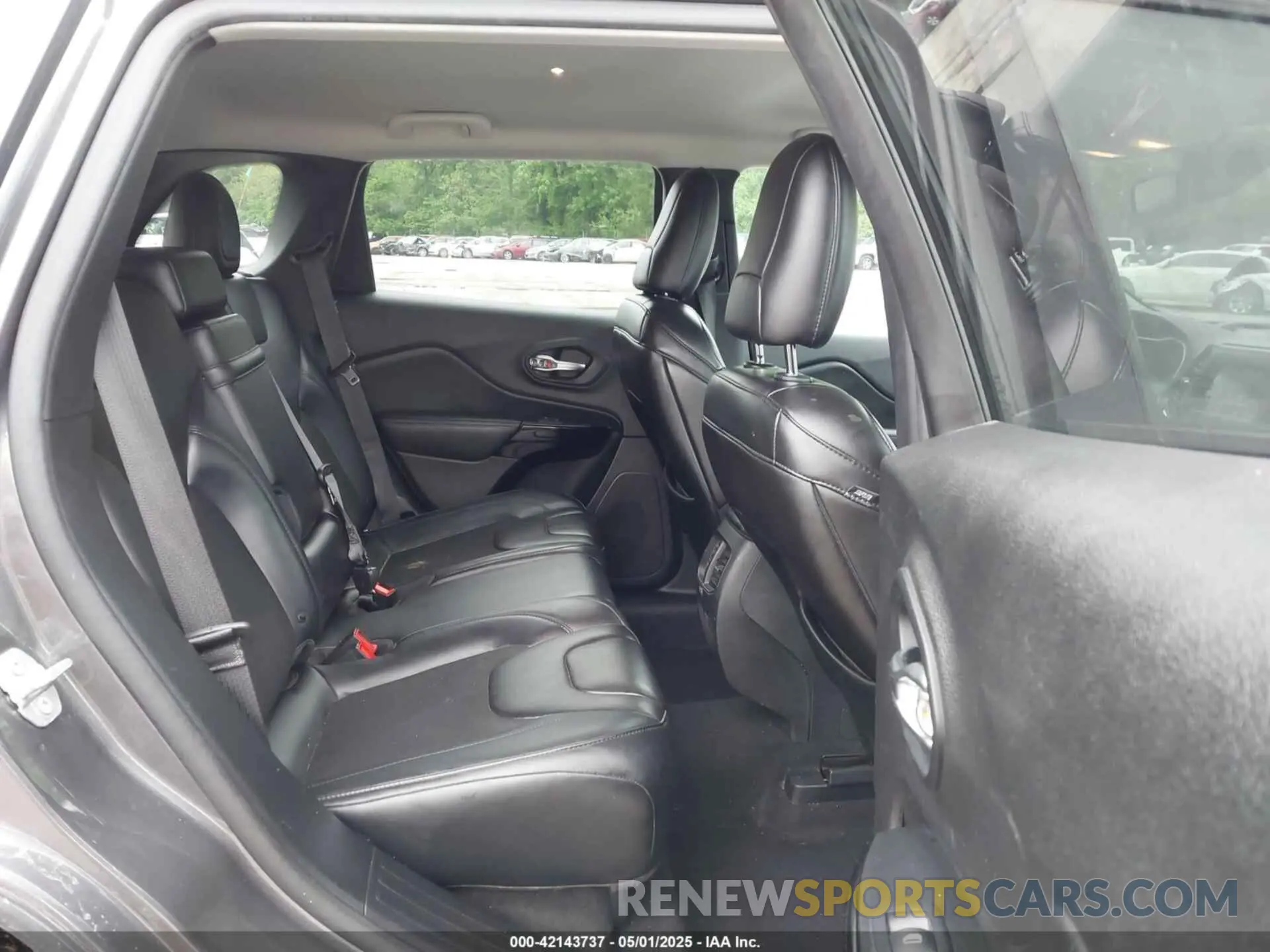 8 Photograph of a damaged car 1C4PJMLB2KD328371 JEEP CHEROKEE 2019