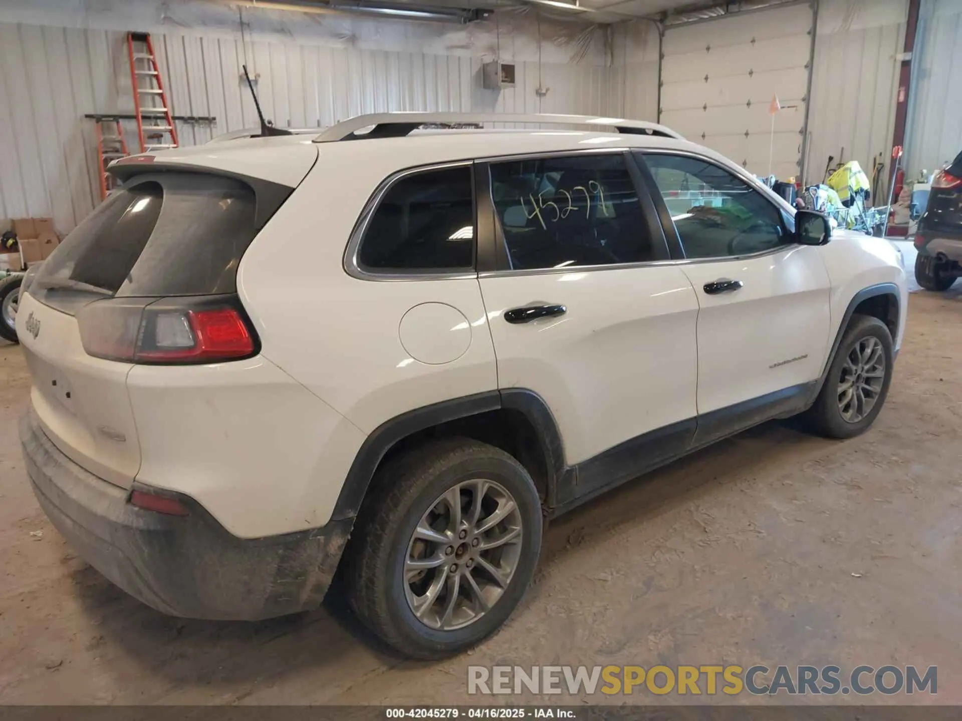 4 Photograph of a damaged car 1C4PJMLB3KD214119 JEEP CHEROKEE 2019