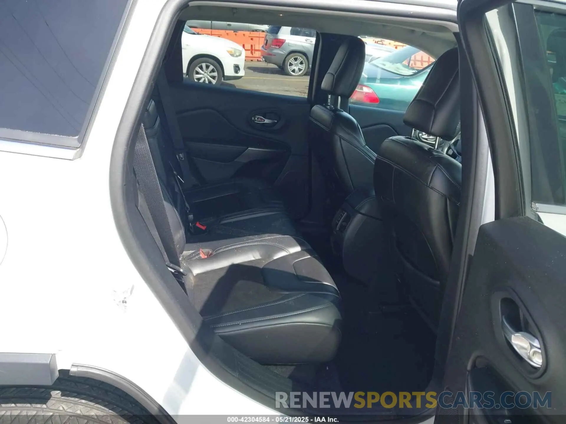 8 Photograph of a damaged car 1C4PJMLB3KD351495 JEEP CHEROKEE 2019