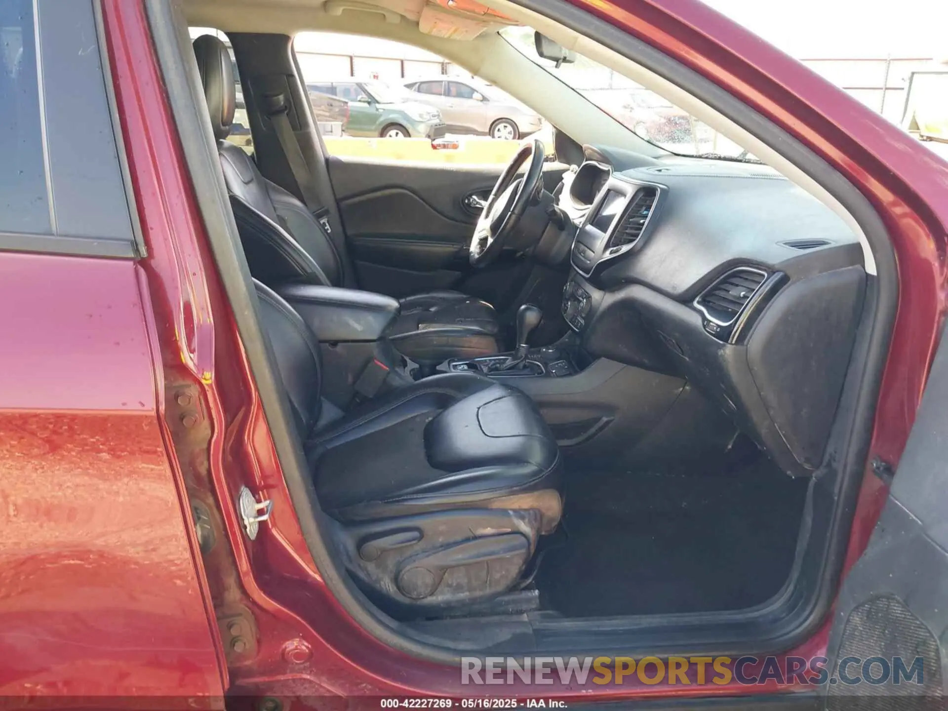 5 Photograph of a damaged car 1C4PJMLB3KD400324 JEEP CHEROKEE 2019