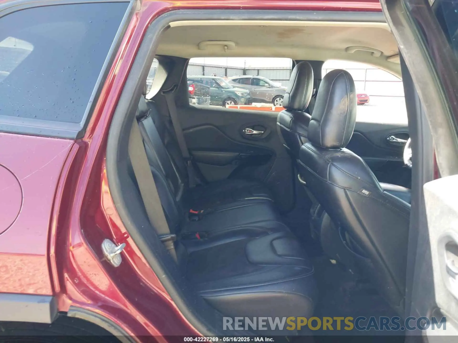 8 Photograph of a damaged car 1C4PJMLB3KD400324 JEEP CHEROKEE 2019