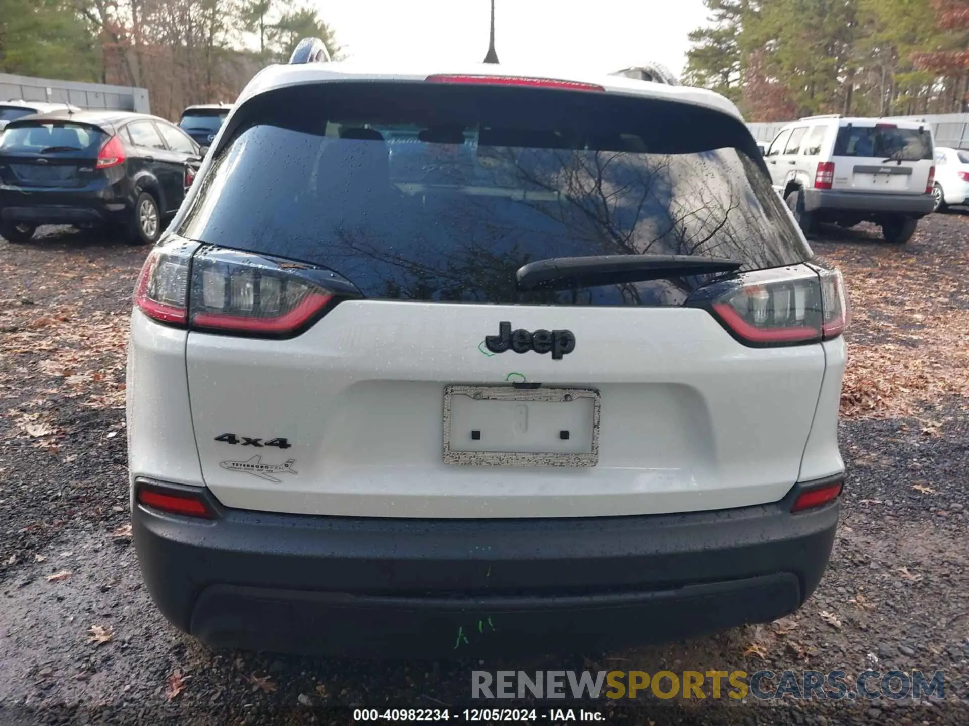 16 Photograph of a damaged car 1C4PJMLB4KD321809 JEEP CHEROKEE 2019