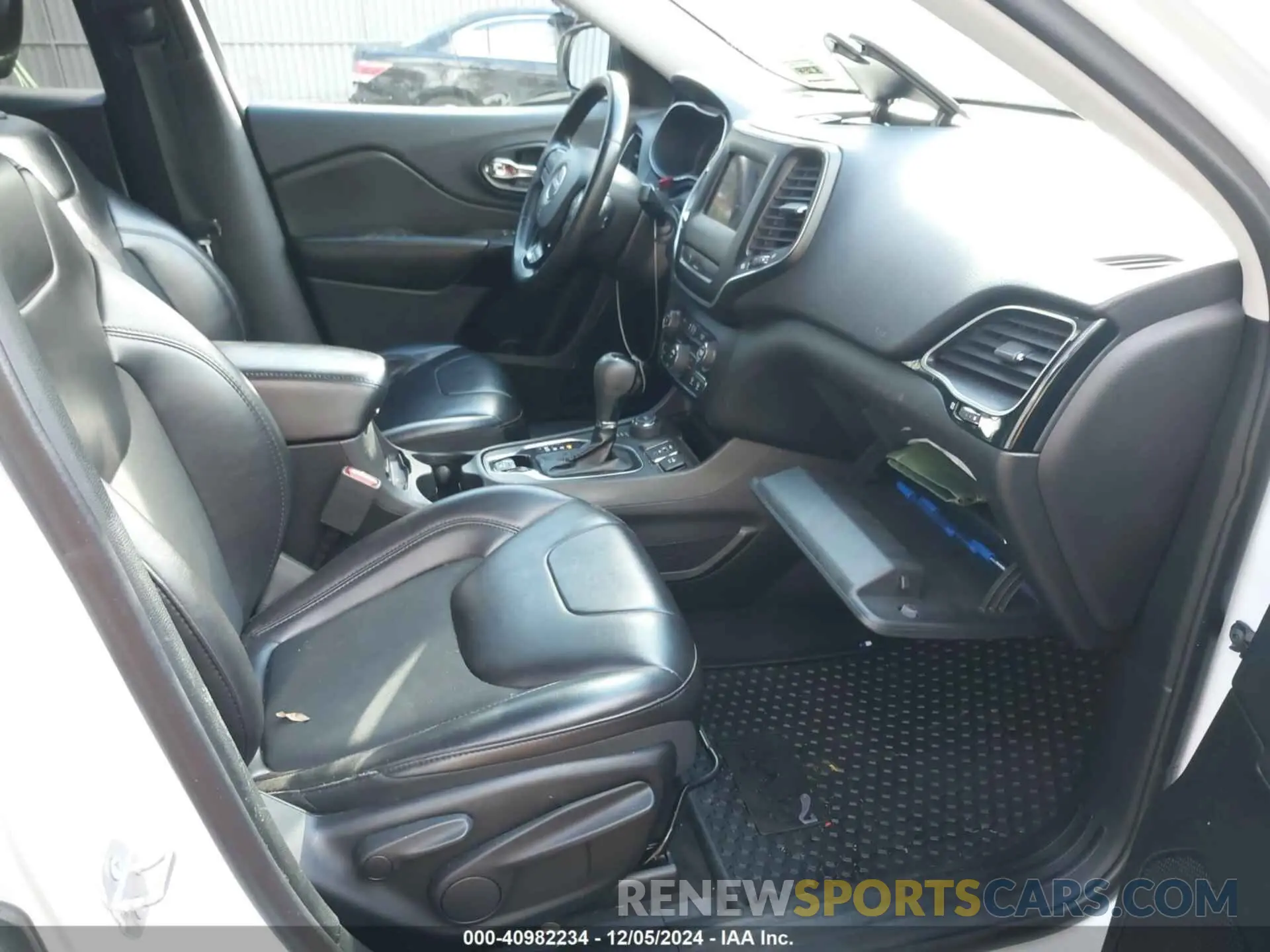5 Photograph of a damaged car 1C4PJMLB4KD321809 JEEP CHEROKEE 2019