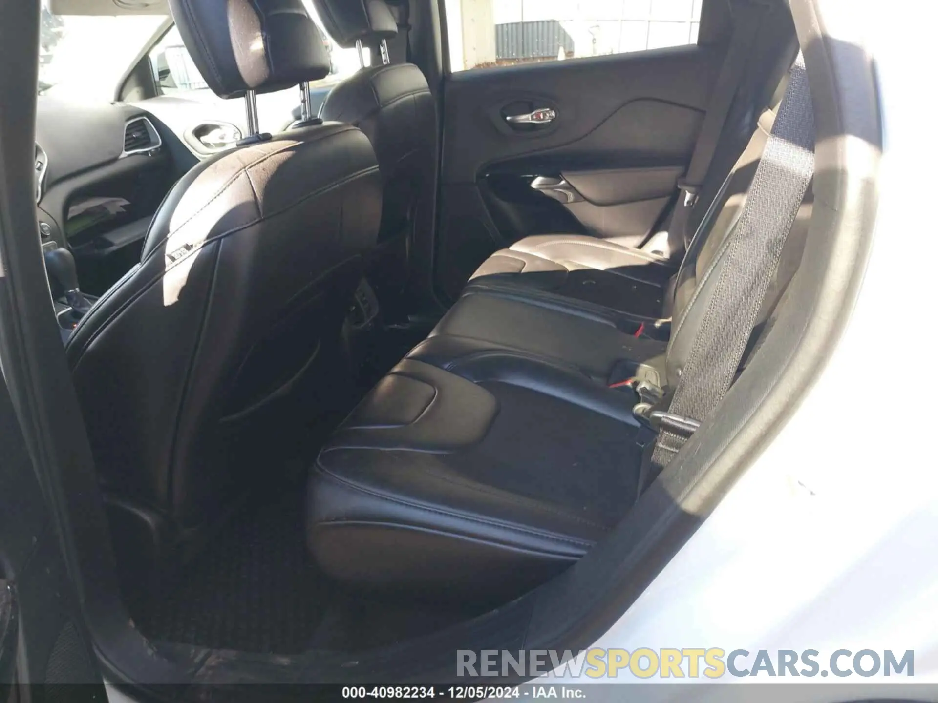 8 Photograph of a damaged car 1C4PJMLB4KD321809 JEEP CHEROKEE 2019