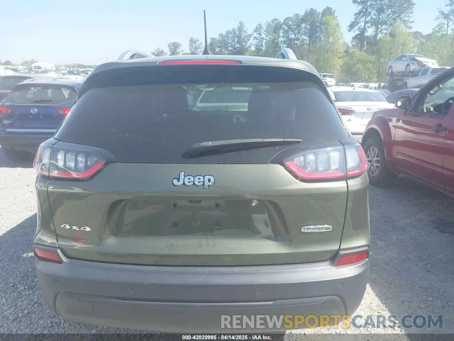 16 Photograph of a damaged car 1C4PJMLB4KD418282 JEEP CHEROKEE 2019