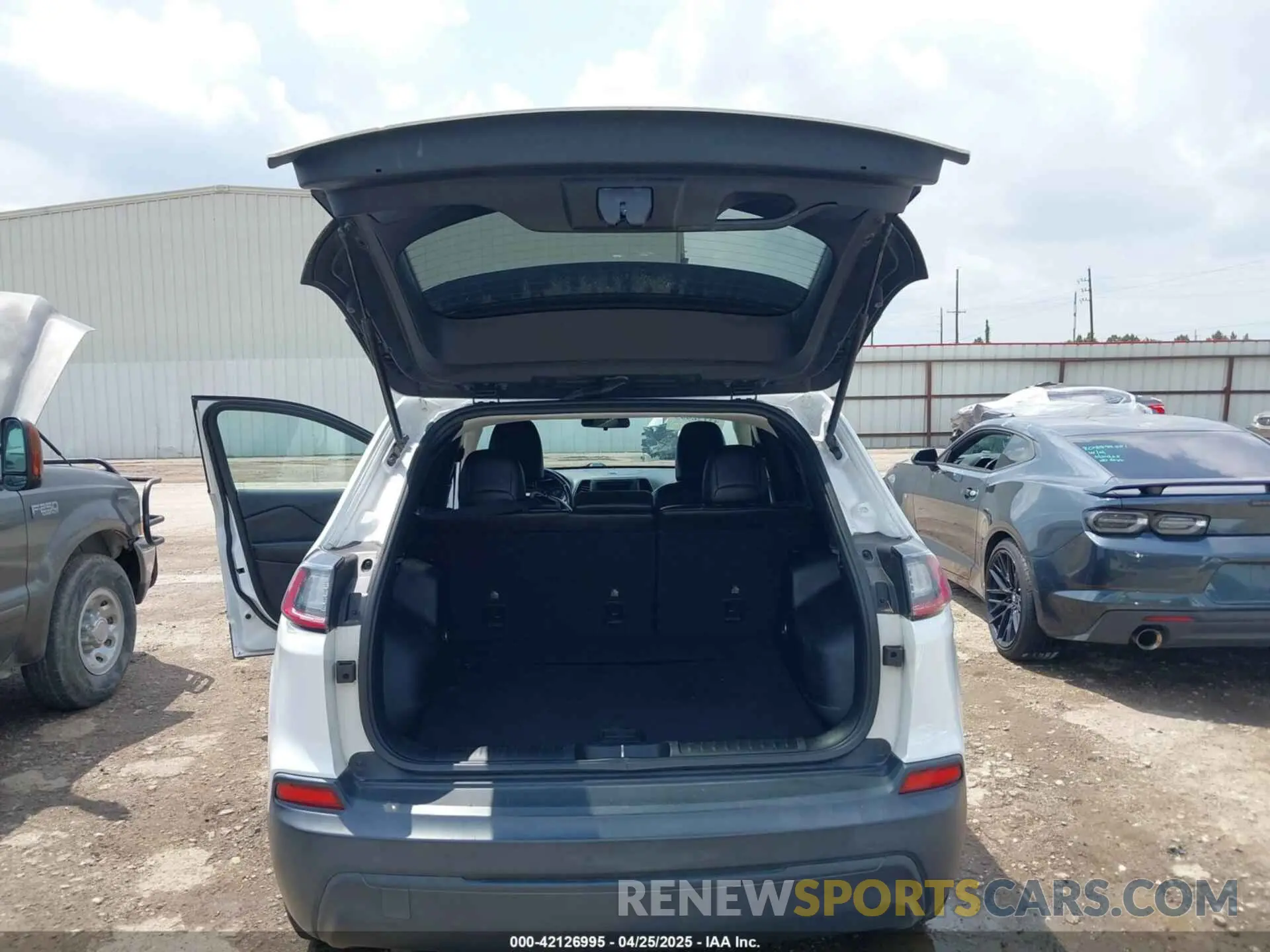 17 Photograph of a damaged car 1C4PJMLB5KD198571 JEEP CHEROKEE 2019