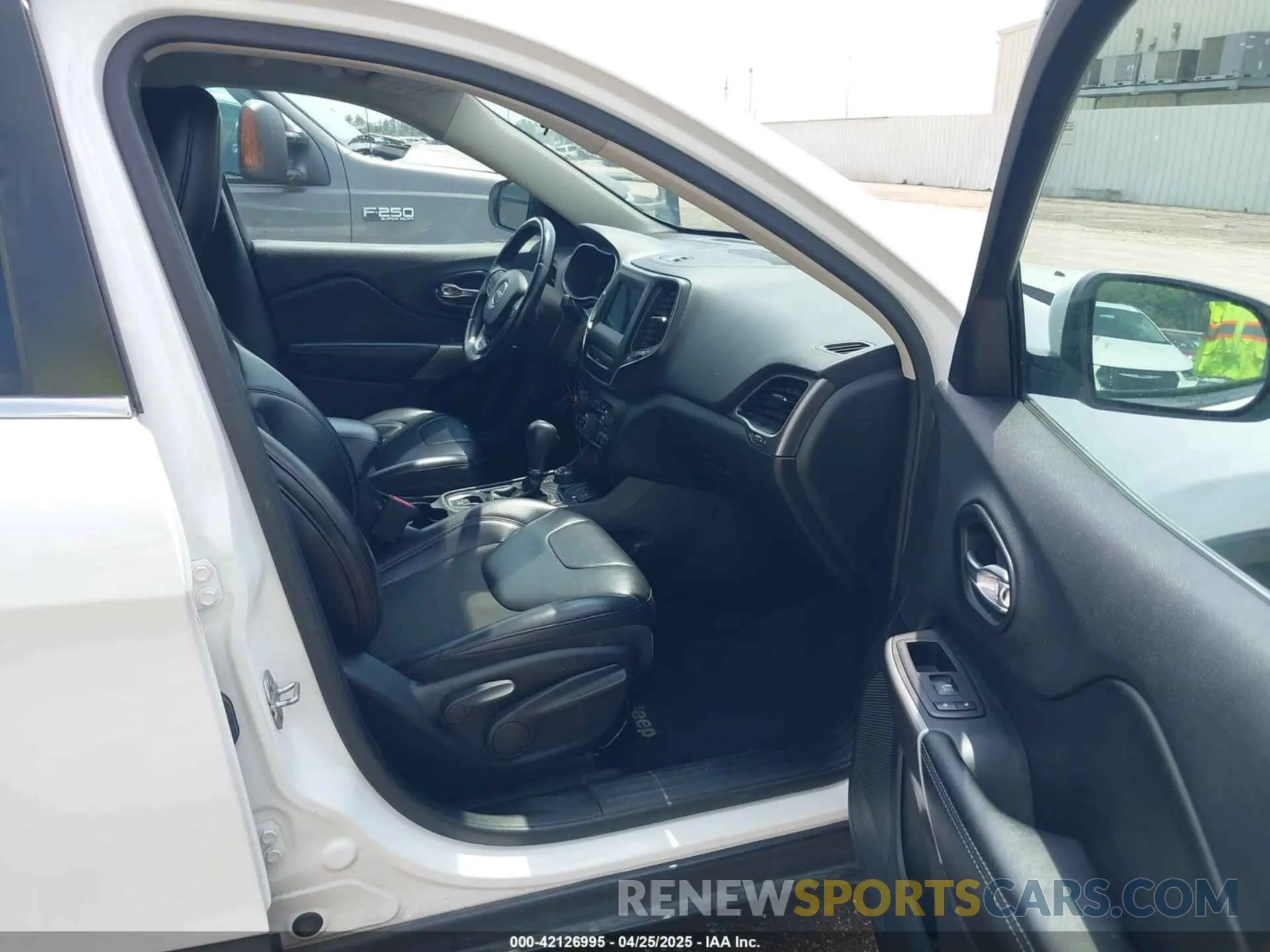 5 Photograph of a damaged car 1C4PJMLB5KD198571 JEEP CHEROKEE 2019