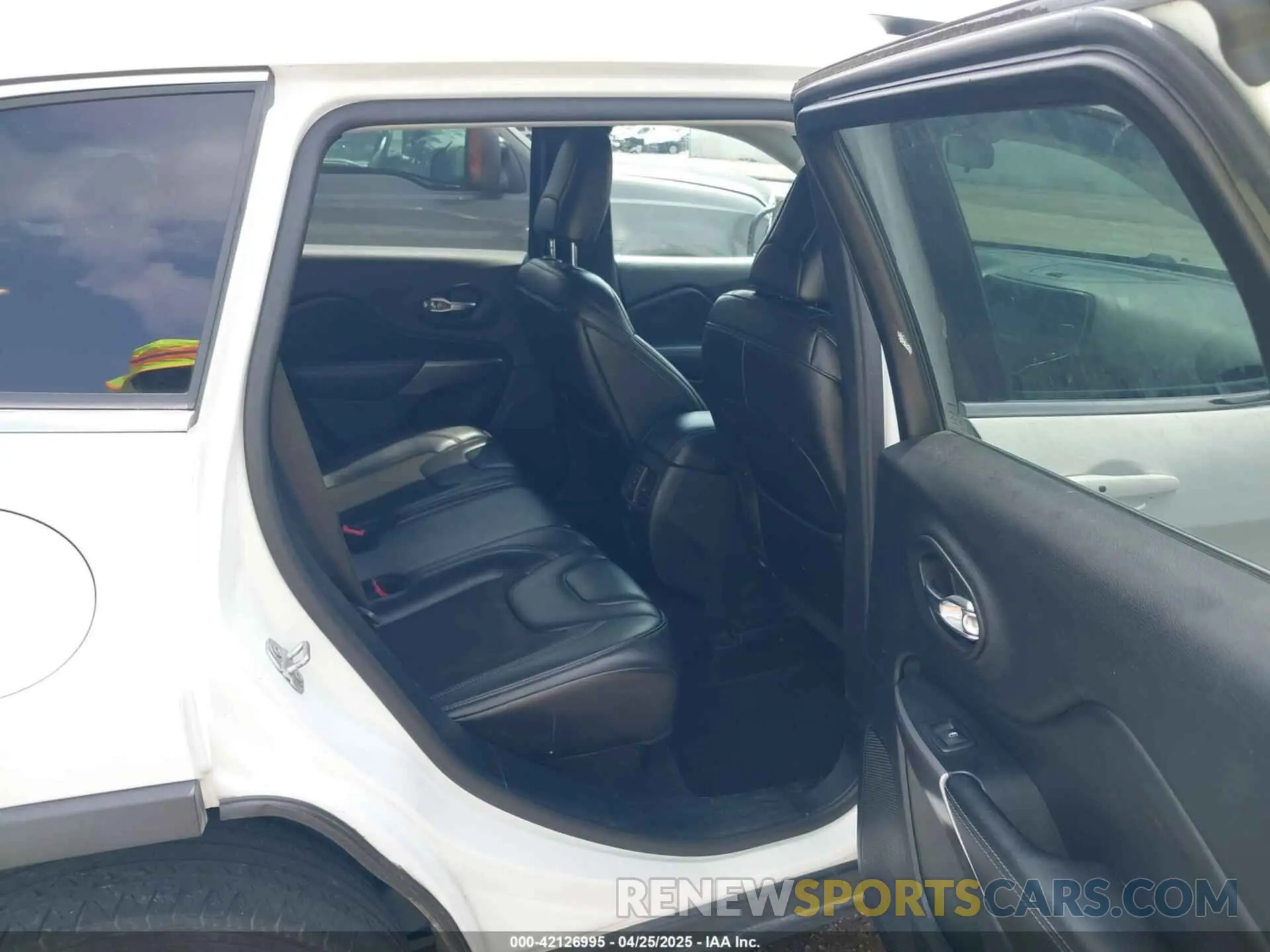 8 Photograph of a damaged car 1C4PJMLB5KD198571 JEEP CHEROKEE 2019