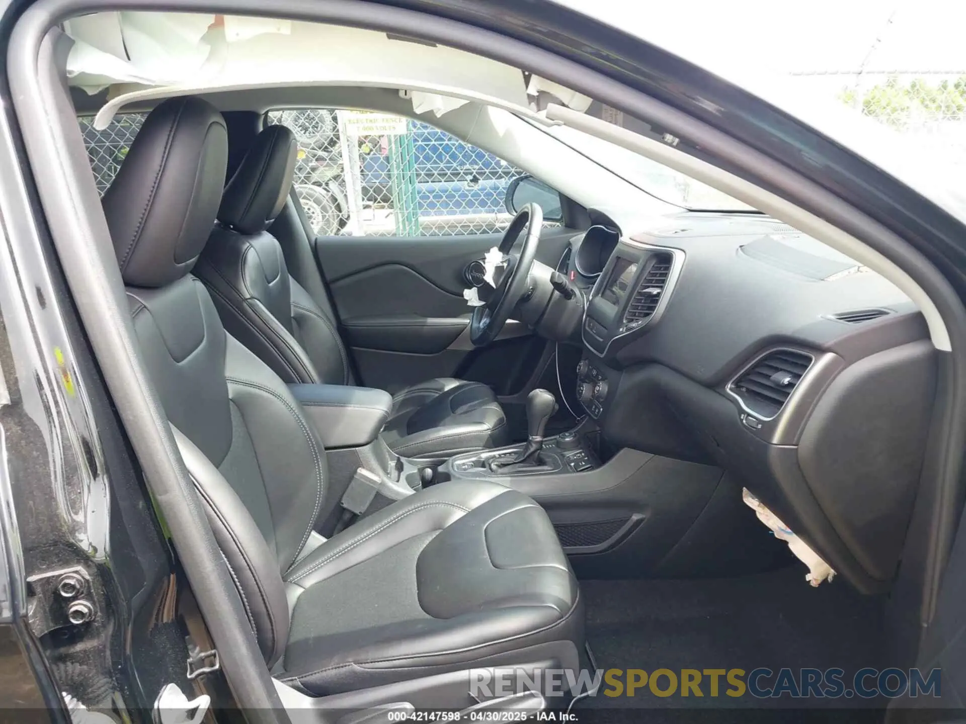 5 Photograph of a damaged car 1C4PJMLB5KD489488 JEEP CHEROKEE 2019