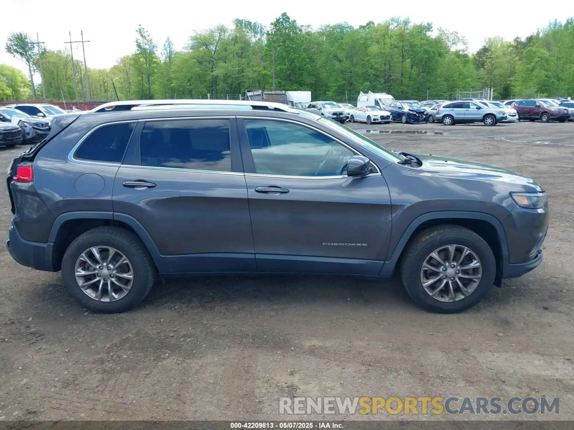 13 Photograph of a damaged car 1C4PJMLB6KD355718 JEEP CHEROKEE 2019