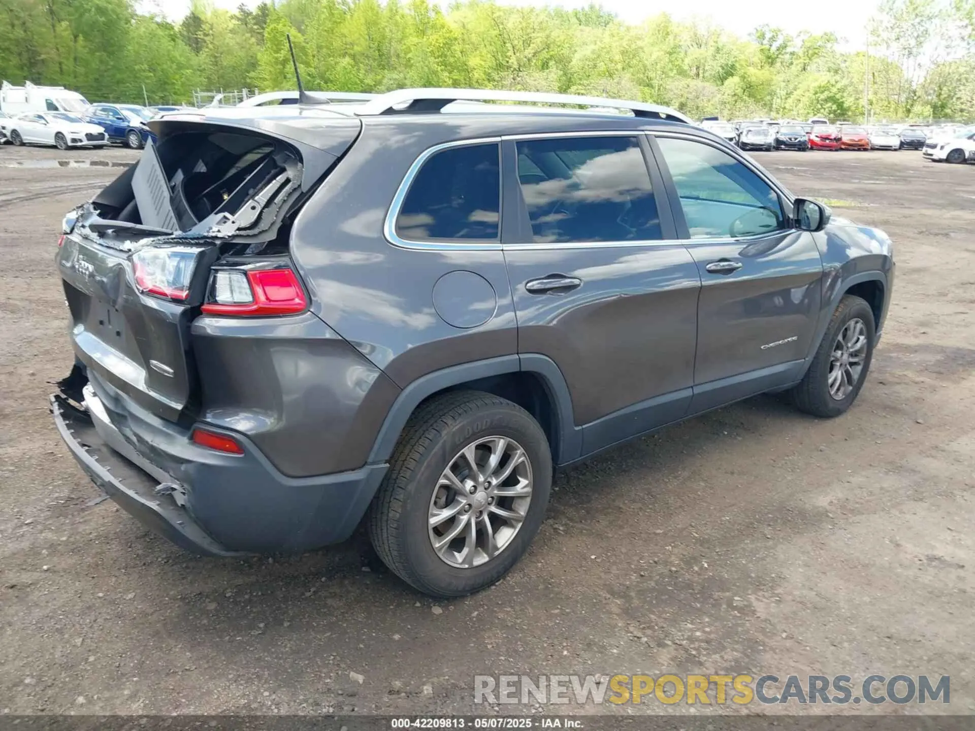 4 Photograph of a damaged car 1C4PJMLB6KD355718 JEEP CHEROKEE 2019
