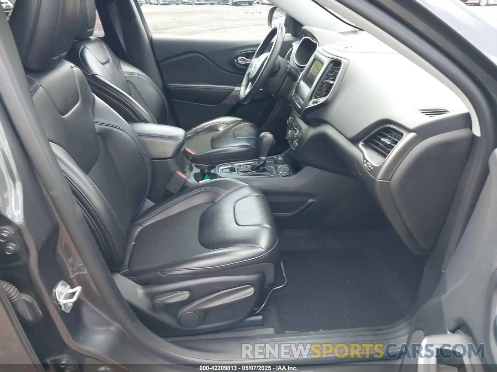 5 Photograph of a damaged car 1C4PJMLB6KD355718 JEEP CHEROKEE 2019