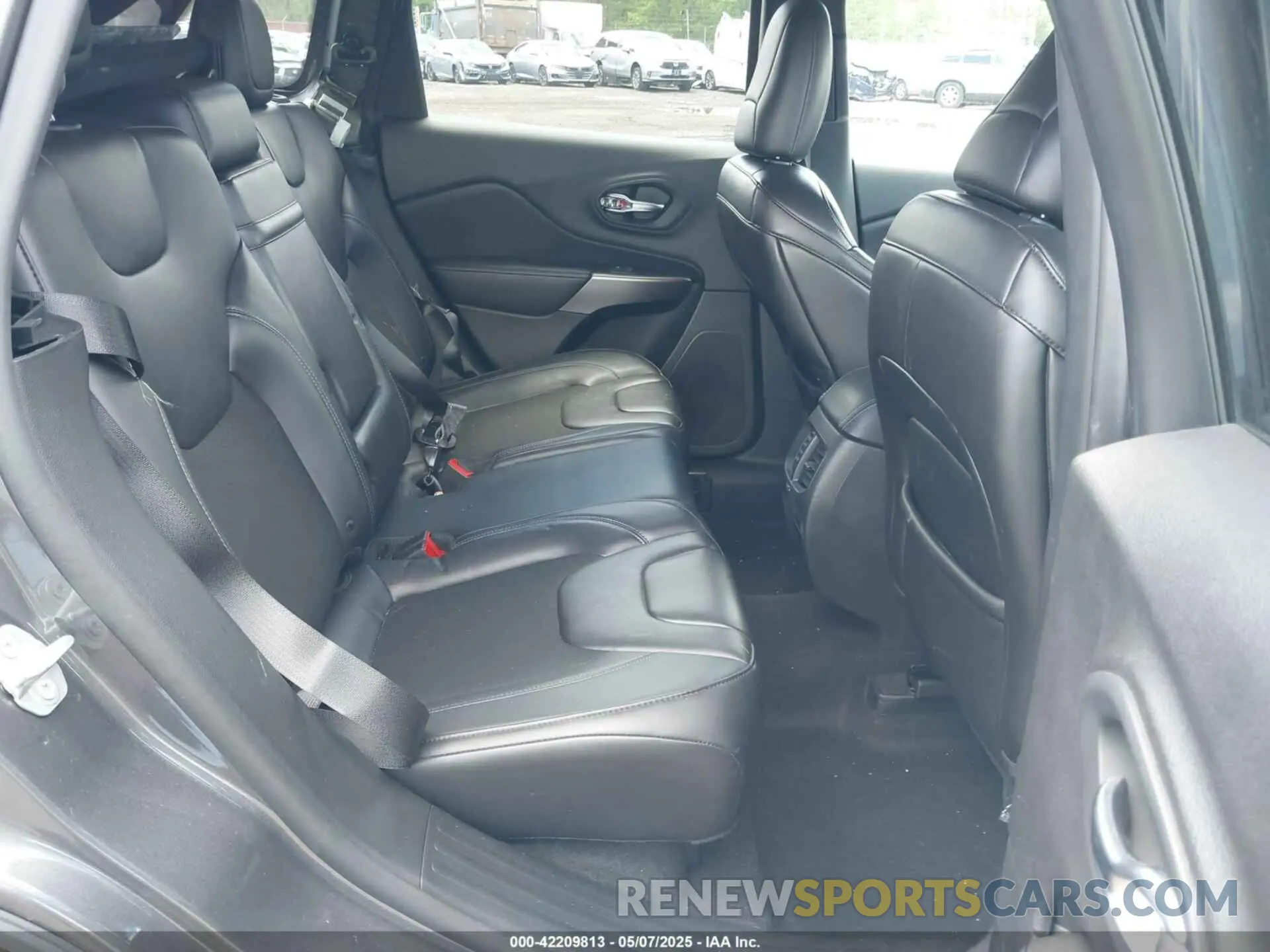 8 Photograph of a damaged car 1C4PJMLB6KD355718 JEEP CHEROKEE 2019