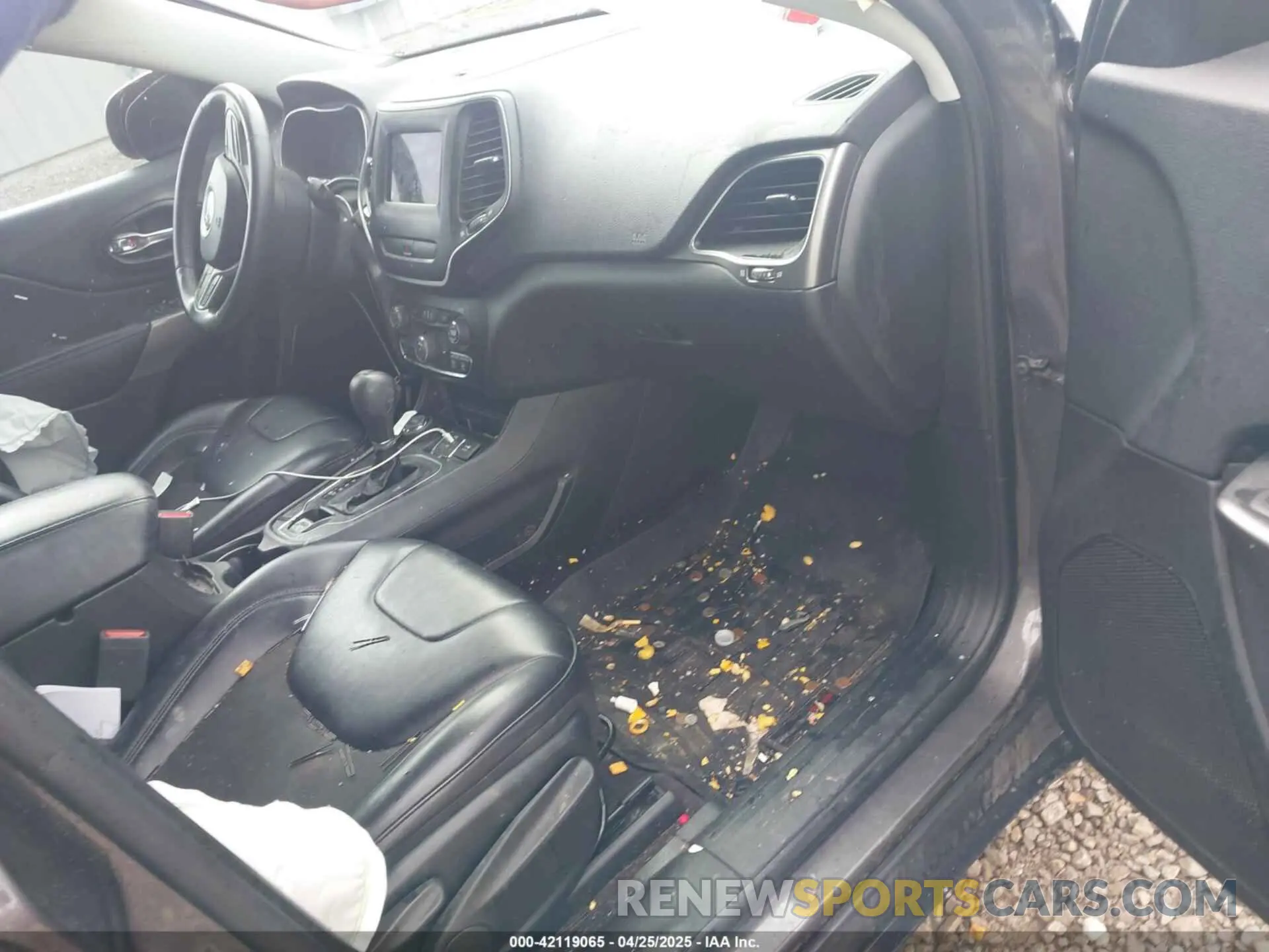 5 Photograph of a damaged car 1C4PJMLB7KD182307 JEEP CHEROKEE 2019