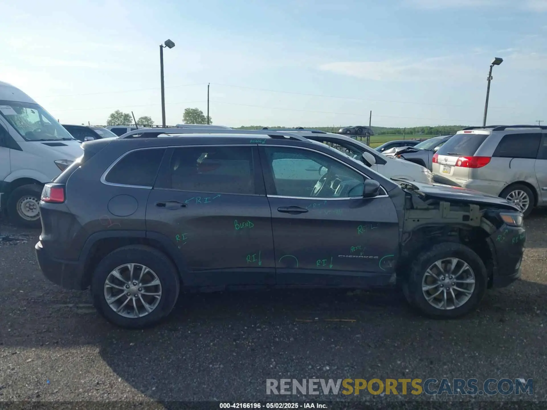 13 Photograph of a damaged car 1C4PJMLB8KD208039 JEEP CHEROKEE 2019