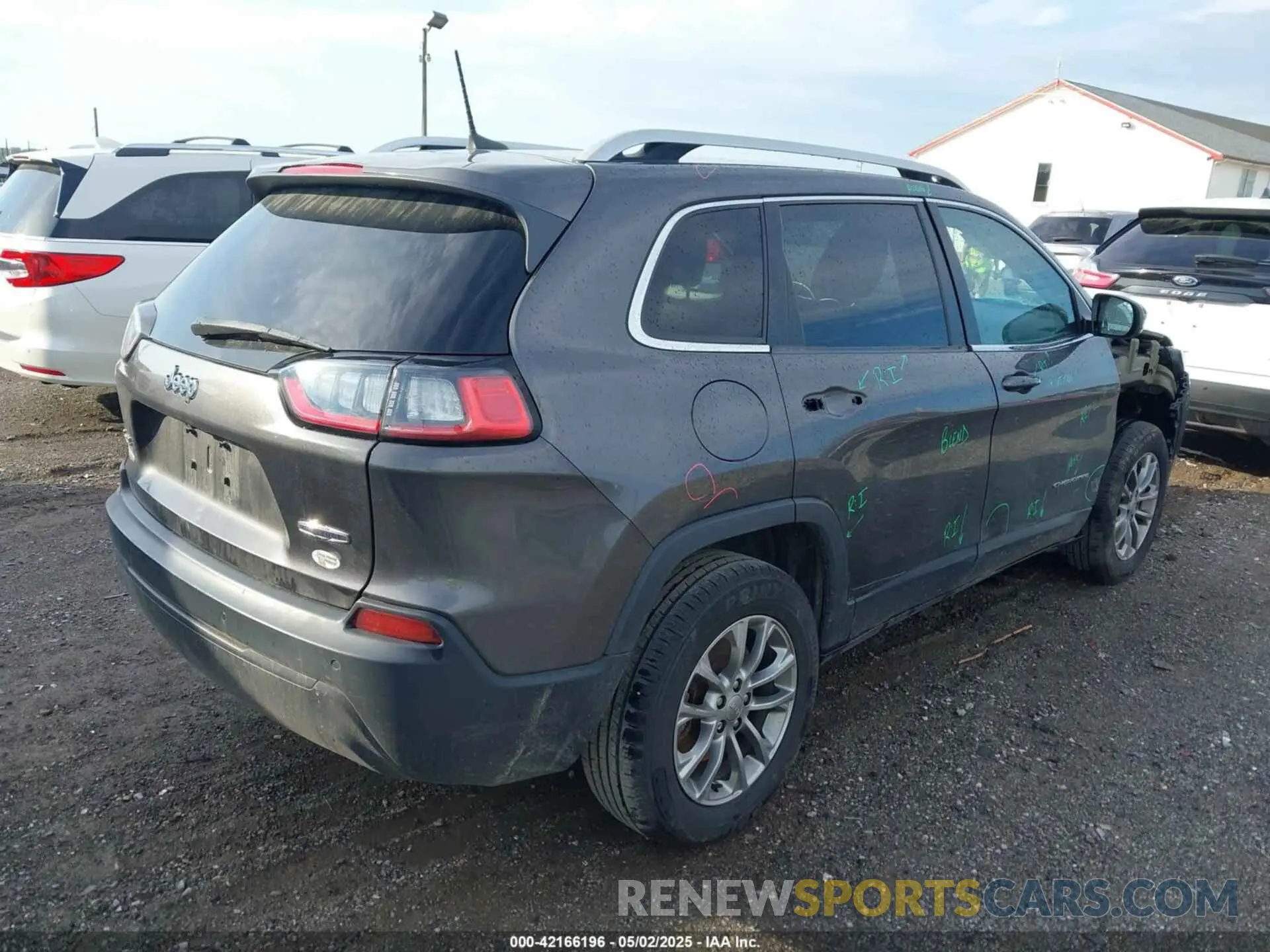 4 Photograph of a damaged car 1C4PJMLB8KD208039 JEEP CHEROKEE 2019