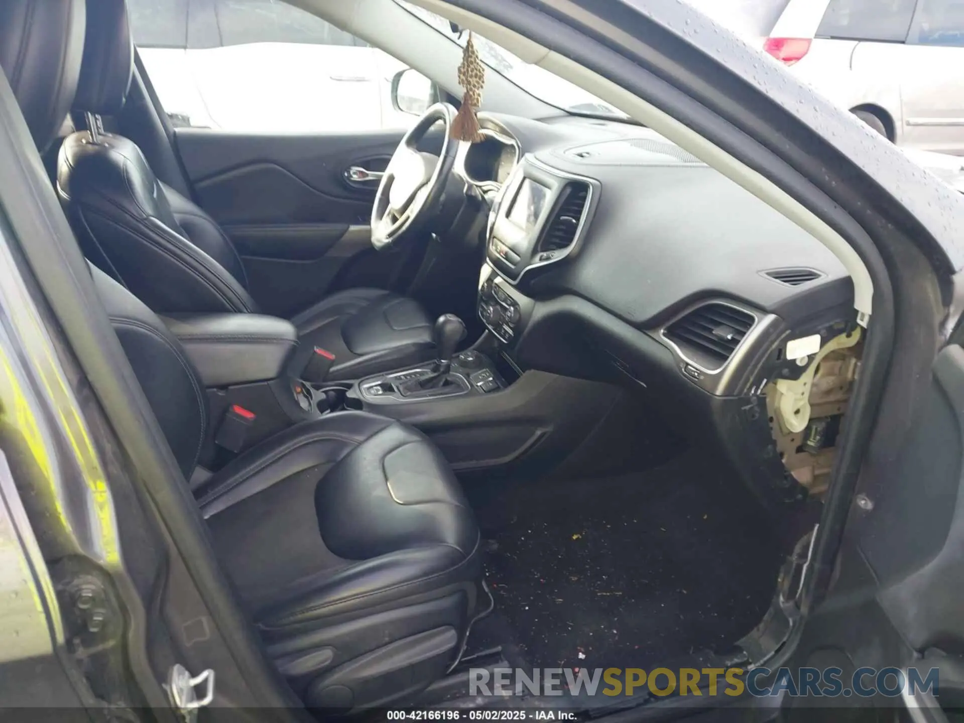 5 Photograph of a damaged car 1C4PJMLB8KD208039 JEEP CHEROKEE 2019