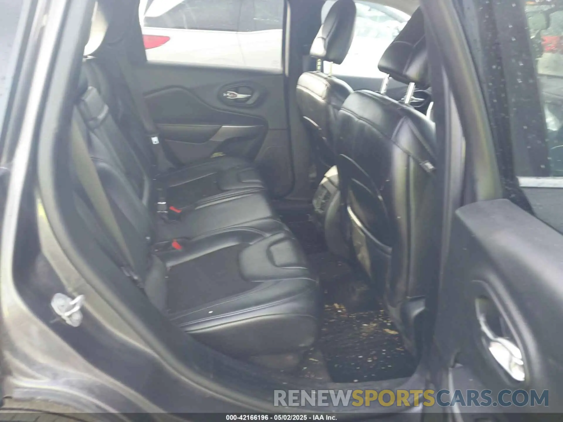 8 Photograph of a damaged car 1C4PJMLB8KD208039 JEEP CHEROKEE 2019