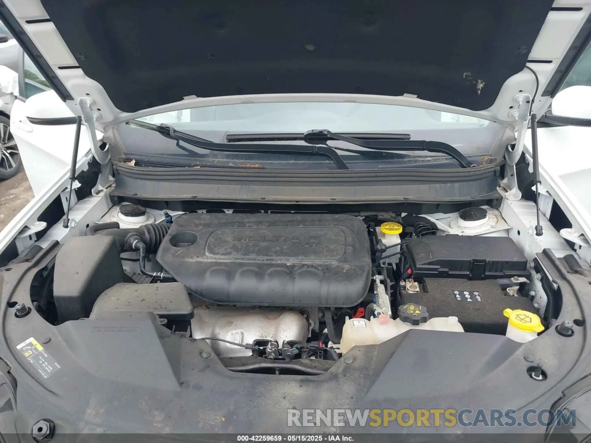10 Photograph of a damaged car 1C4PJMLB8KD320467 JEEP CHEROKEE 2019