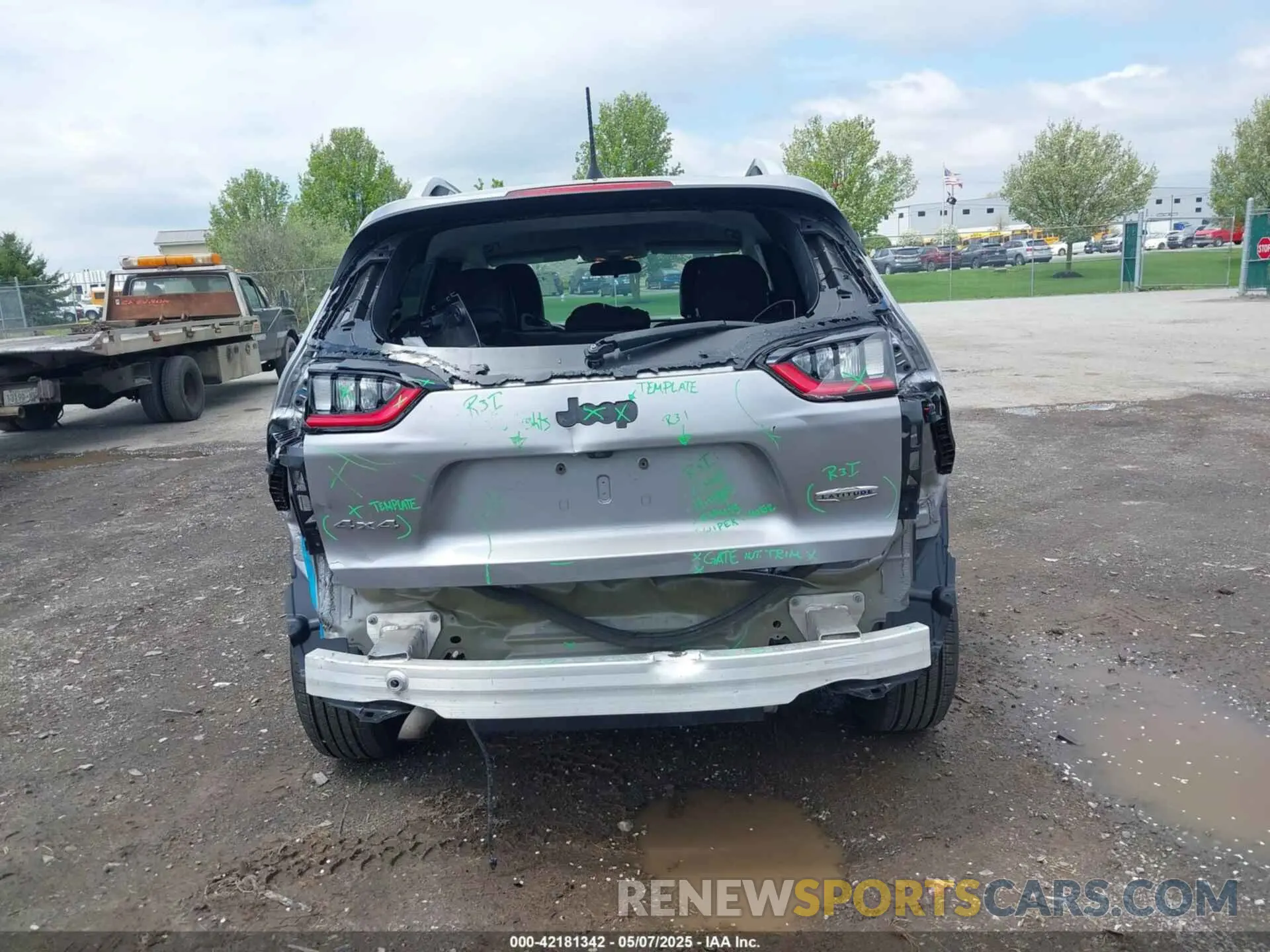17 Photograph of a damaged car 1C4PJMLB9KD104059 JEEP CHEROKEE 2019