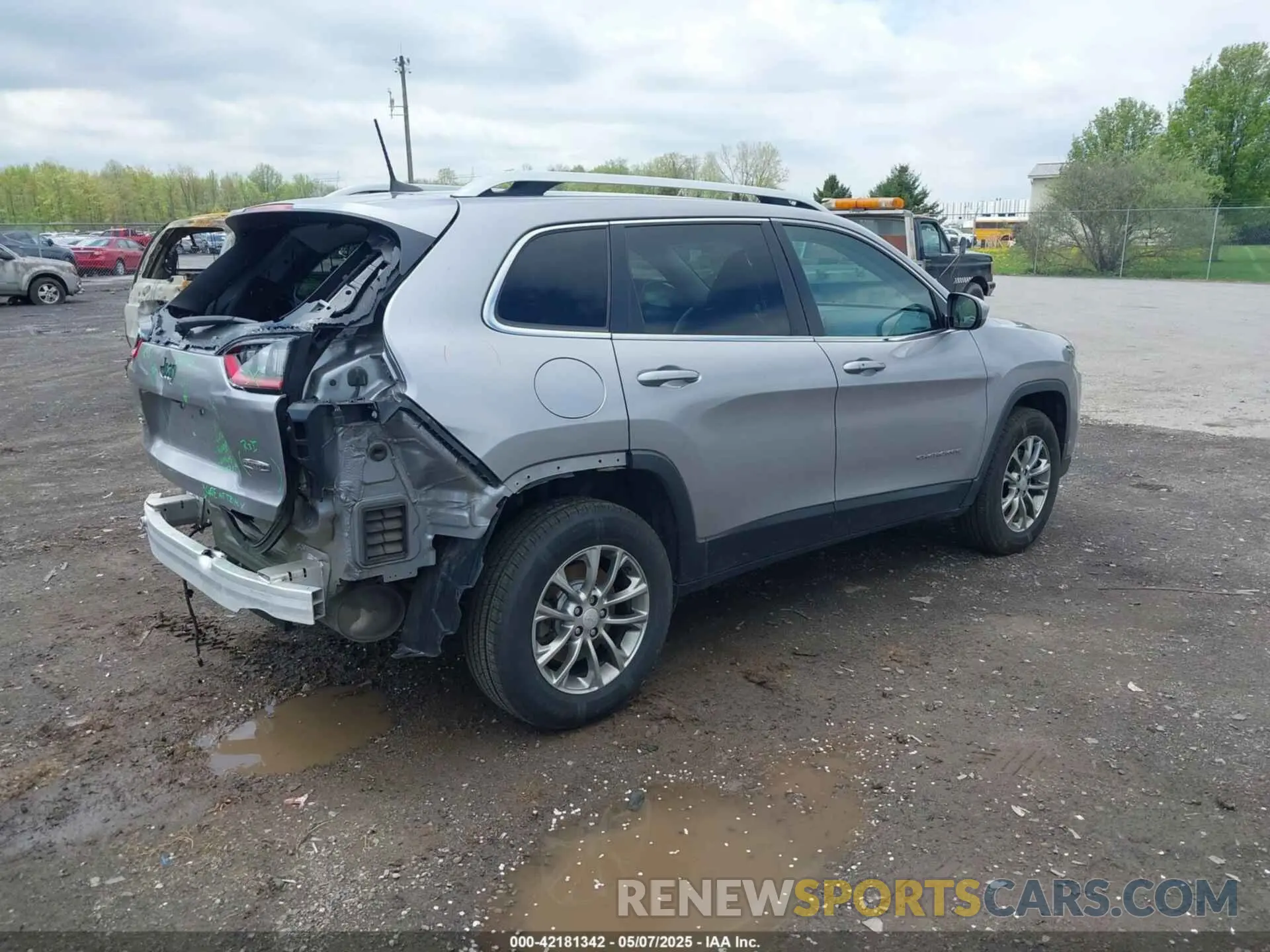 4 Photograph of a damaged car 1C4PJMLB9KD104059 JEEP CHEROKEE 2019