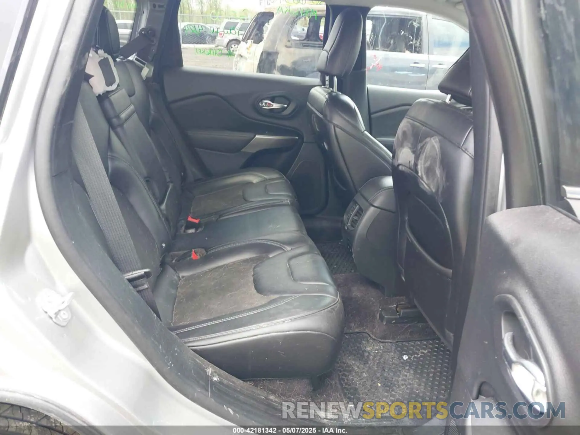8 Photograph of a damaged car 1C4PJMLB9KD104059 JEEP CHEROKEE 2019