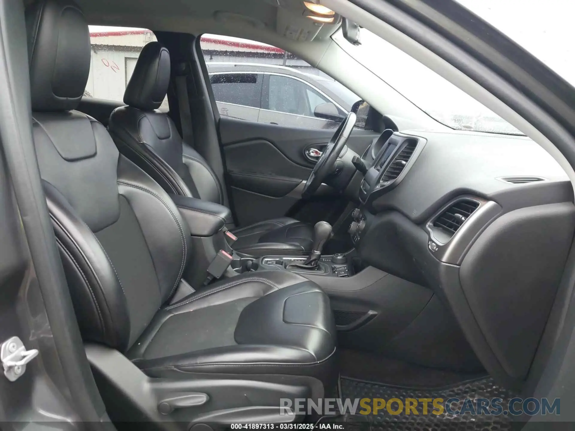 5 Photograph of a damaged car 1C4PJMLBXKD162570 JEEP CHEROKEE 2019