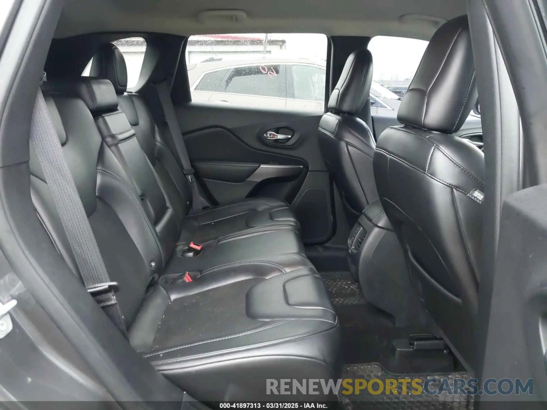 8 Photograph of a damaged car 1C4PJMLBXKD162570 JEEP CHEROKEE 2019