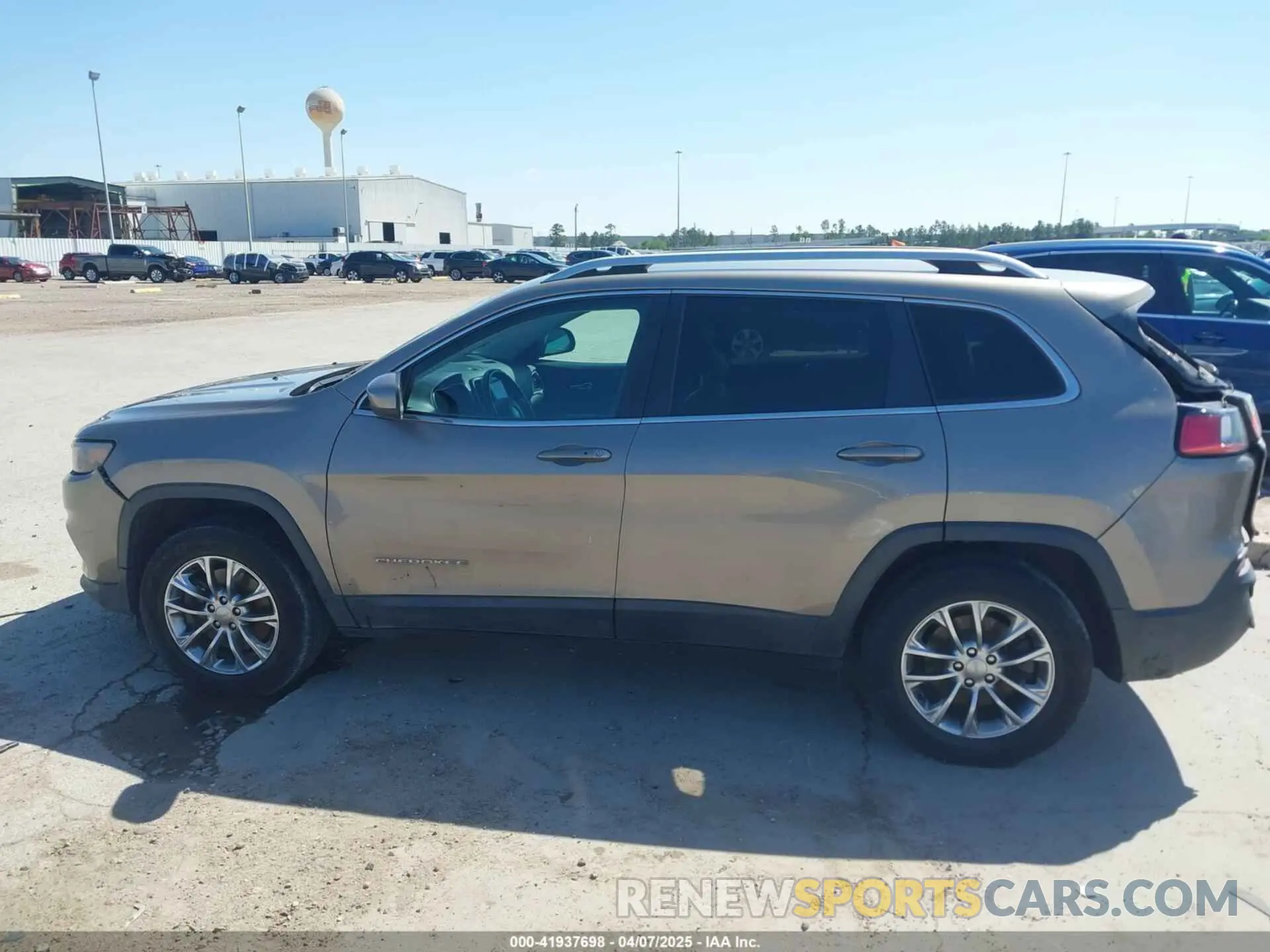 15 Photograph of a damaged car 1C4PJMLBXKD233749 JEEP CHEROKEE 2019