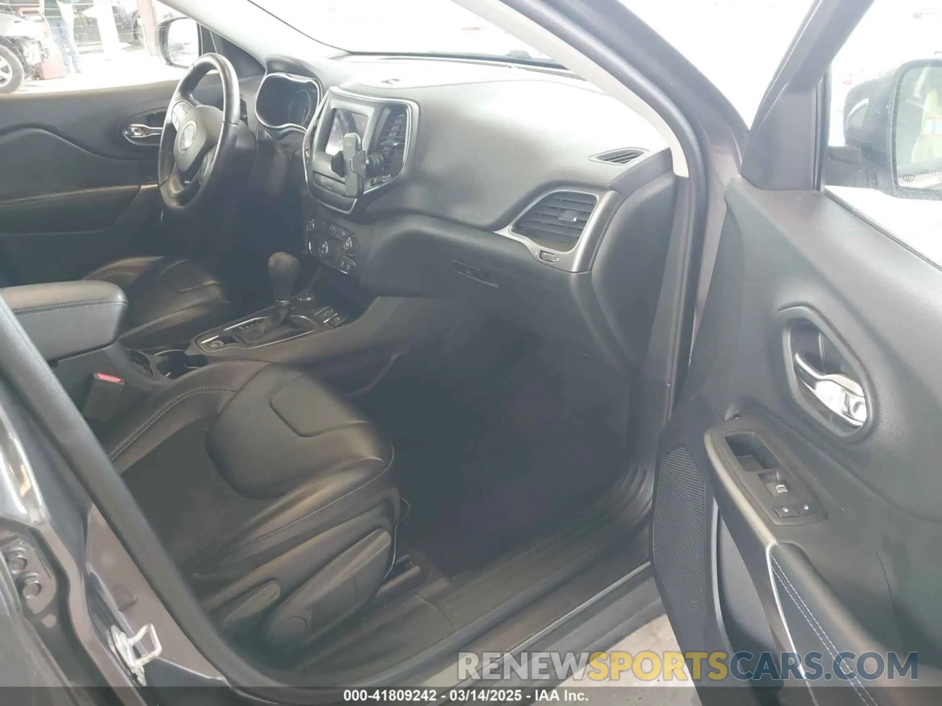 5 Photograph of a damaged car 1C4PJMLX0KD108416 JEEP CHEROKEE 2019