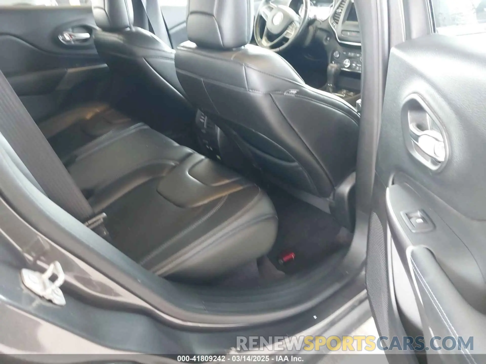 8 Photograph of a damaged car 1C4PJMLX0KD108416 JEEP CHEROKEE 2019