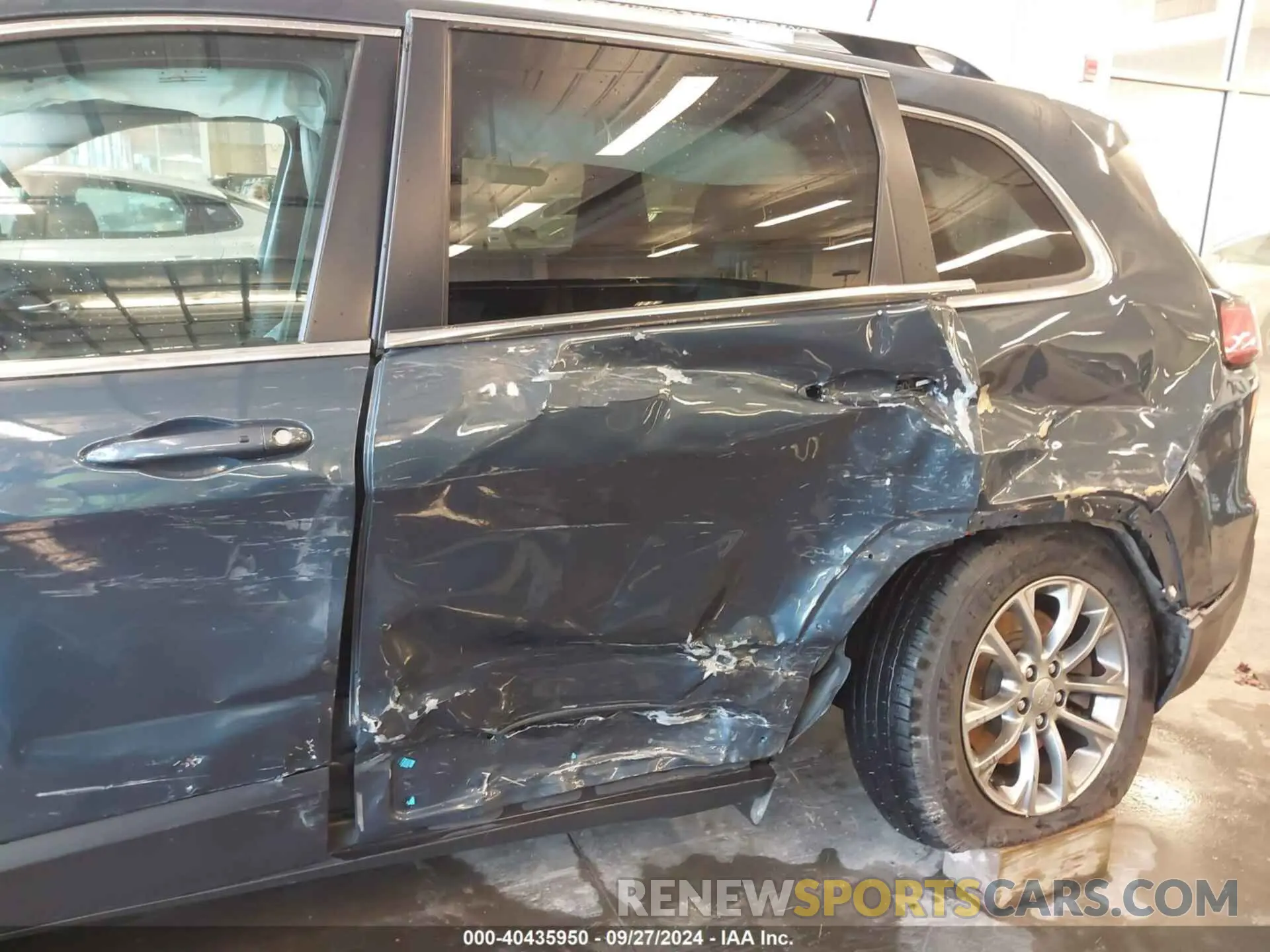 6 Photograph of a damaged car 1C4PJMLX0KD361879 JEEP CHEROKEE 2019