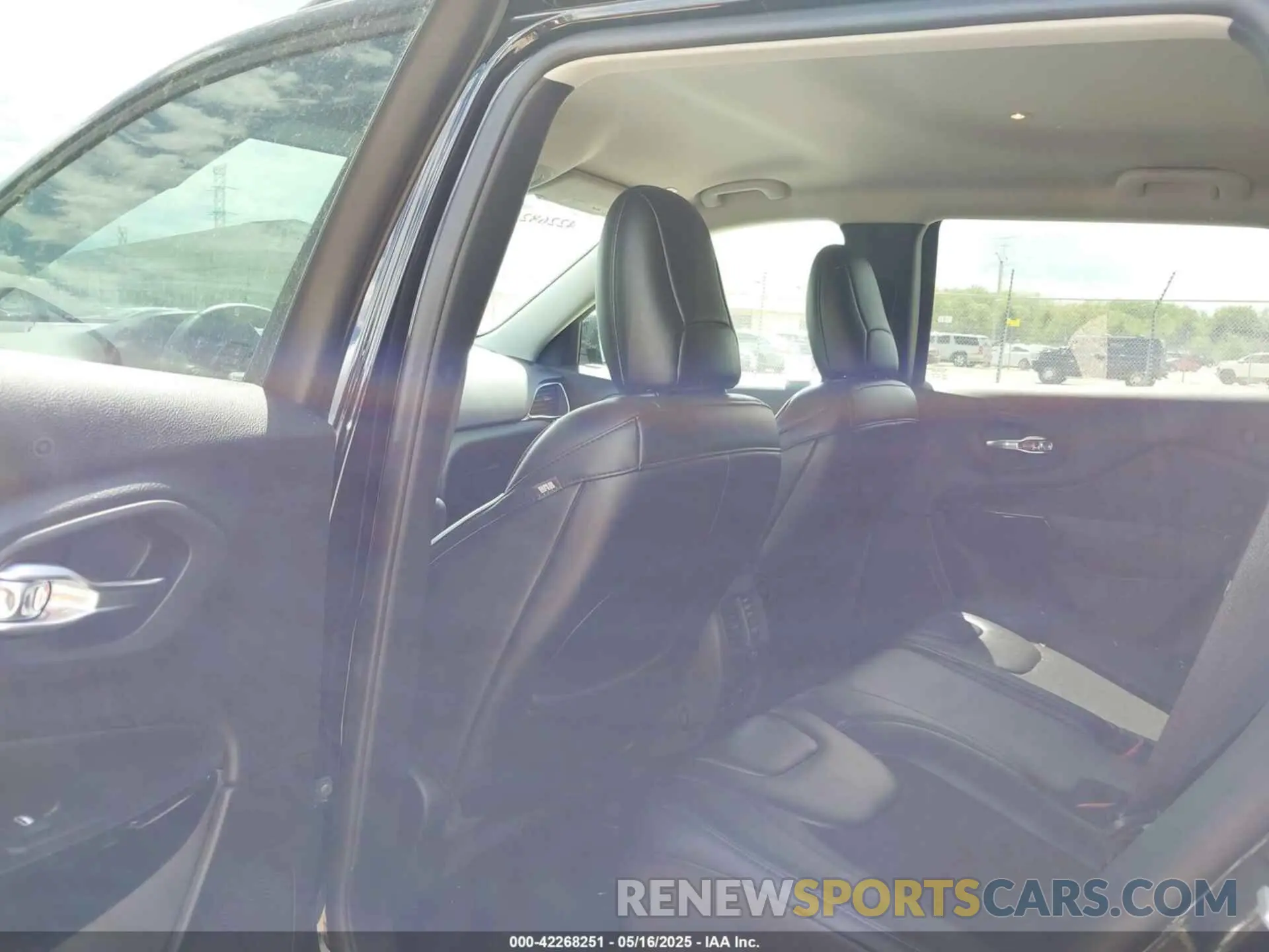 8 Photograph of a damaged car 1C4PJMLX3KD382922 JEEP CHEROKEE 2019