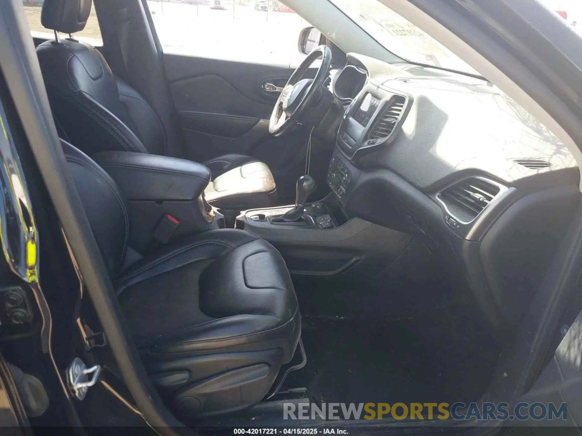 5 Photograph of a damaged car 1C4PJMLX4KD238263 JEEP CHEROKEE 2019