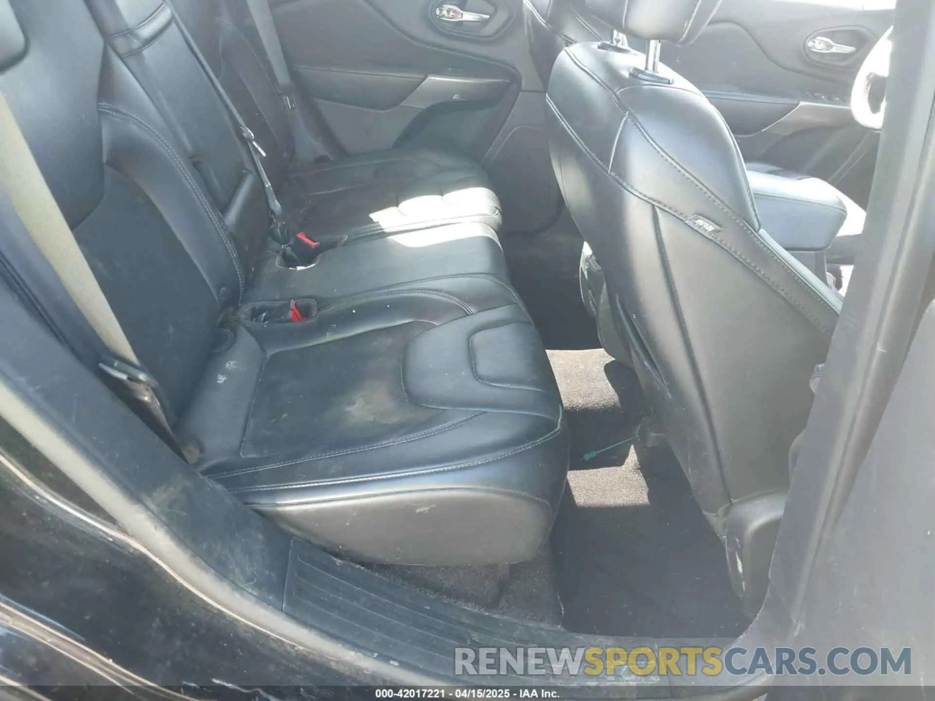 8 Photograph of a damaged car 1C4PJMLX4KD238263 JEEP CHEROKEE 2019