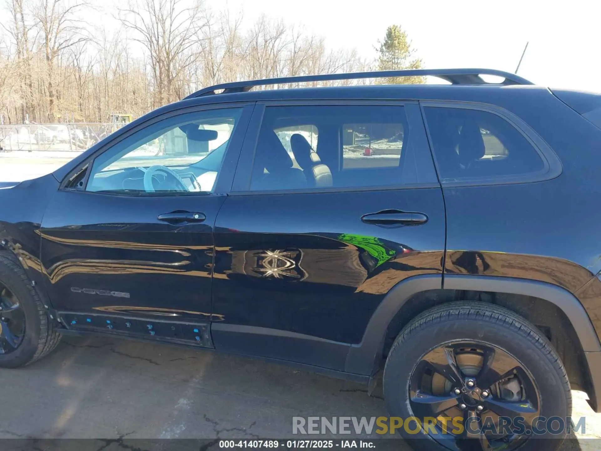 15 Photograph of a damaged car 1C4PJMLX5KD369346 JEEP CHEROKEE 2019