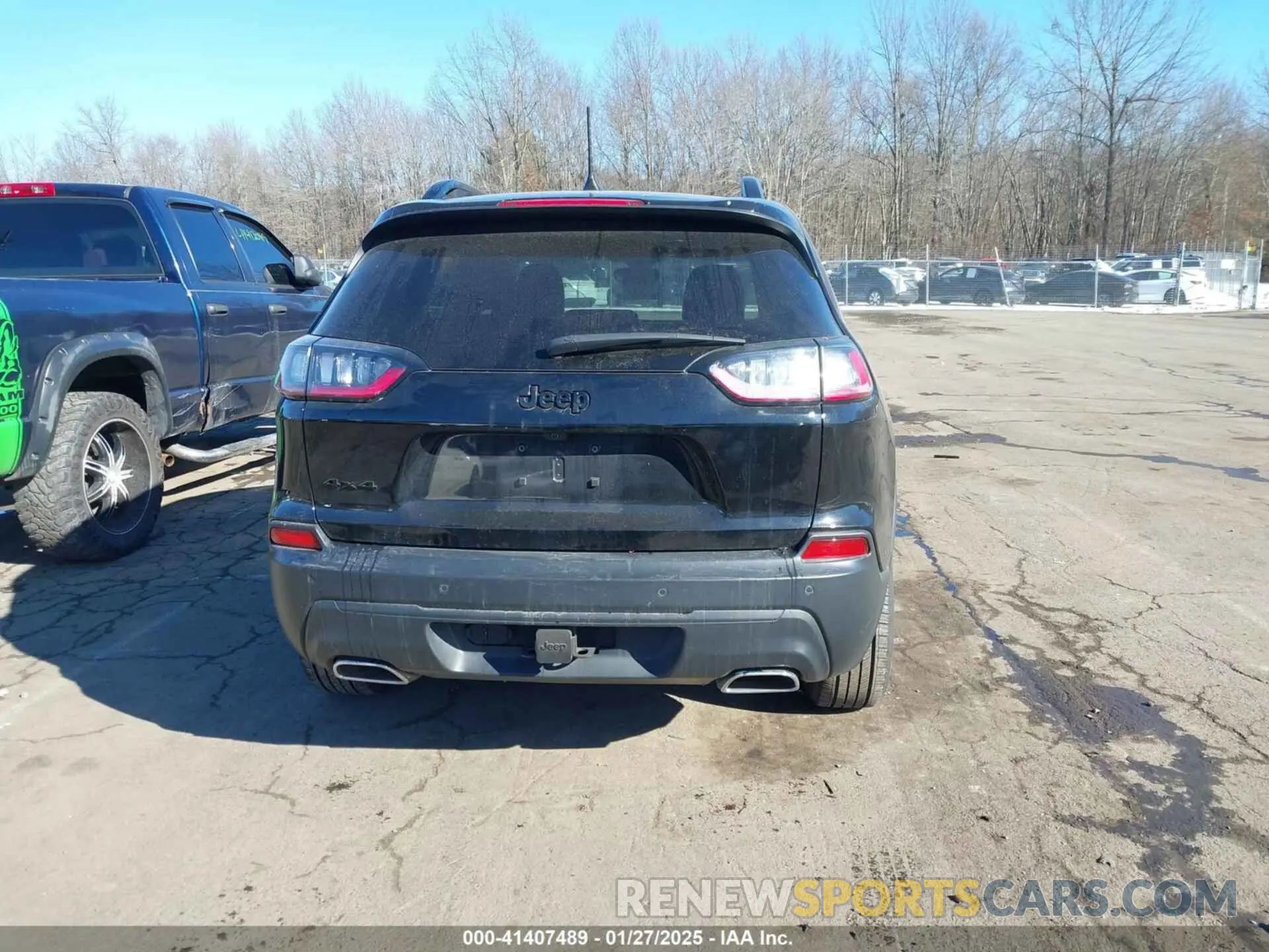 17 Photograph of a damaged car 1C4PJMLX5KD369346 JEEP CHEROKEE 2019