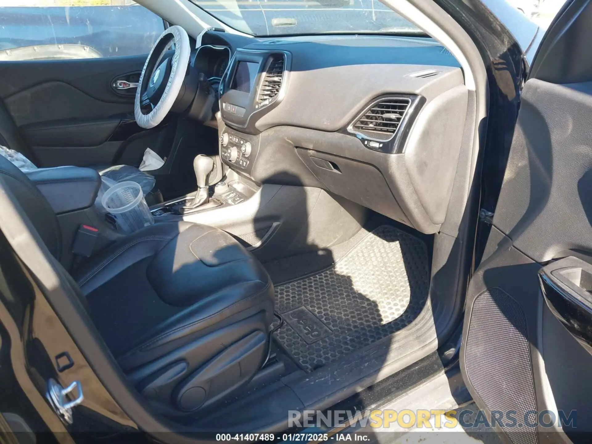 5 Photograph of a damaged car 1C4PJMLX5KD369346 JEEP CHEROKEE 2019