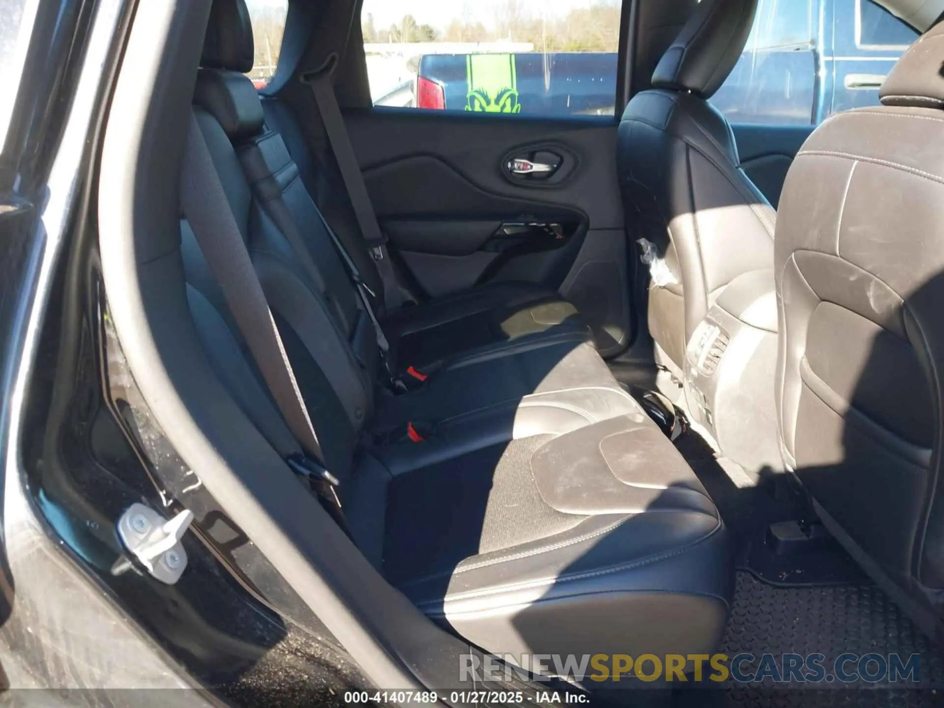 8 Photograph of a damaged car 1C4PJMLX5KD369346 JEEP CHEROKEE 2019