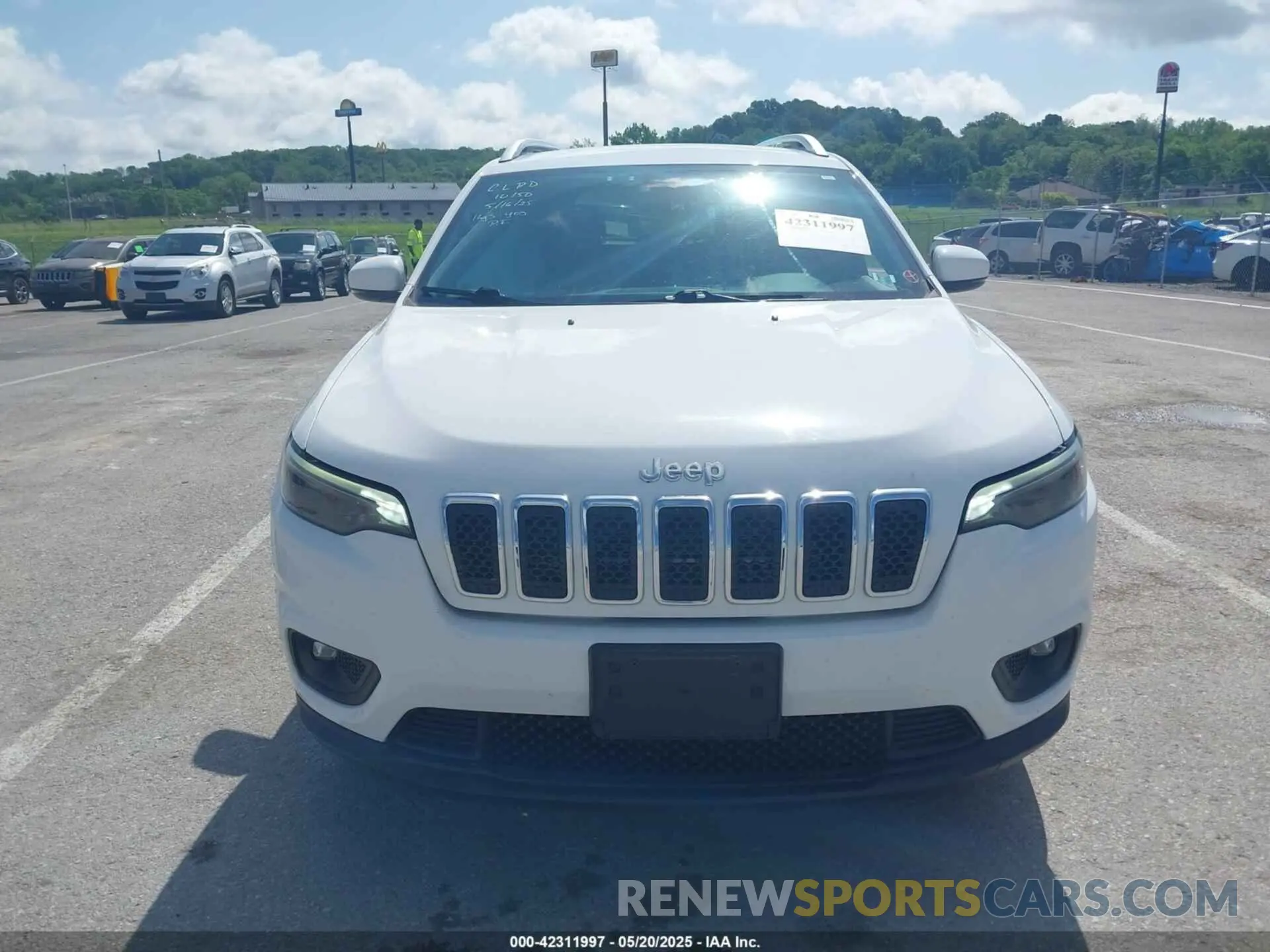 11 Photograph of a damaged car 1C4PJMLX5KD471438 JEEP CHEROKEE 2019